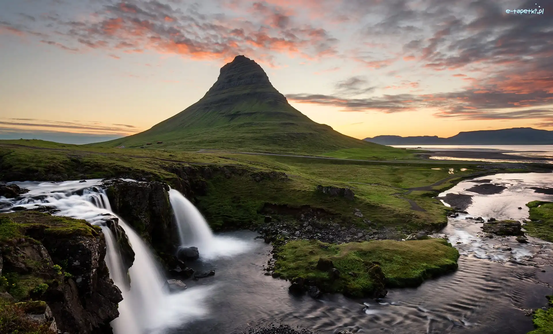 Islandia, Góra Kirkjufell, Półwysep Snaefellsnes, Chmury, Wodospad Kirkjufellsfoss