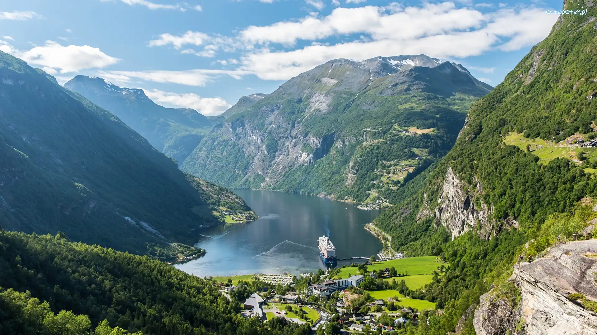 Lasy, Niebo, Norwegia, Wieś Geiranger, Chmury, Statek pasażerski, Fiord Geirangerfjorden, Góry