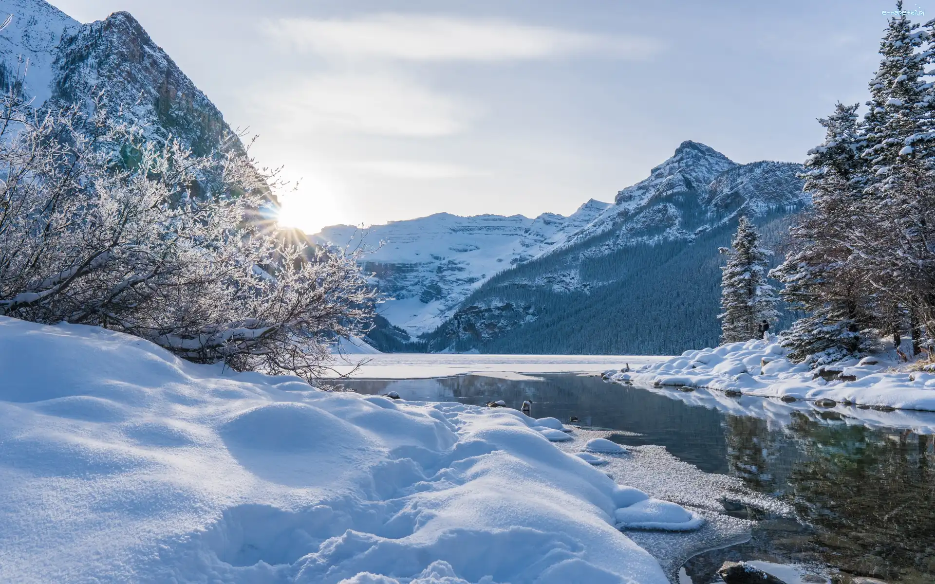 Louise Lake, Jezioro, Park Narodowy Banff, Alberta, Kanada, Zima, Drzewa, Góry Skaliste, Promienie słońca