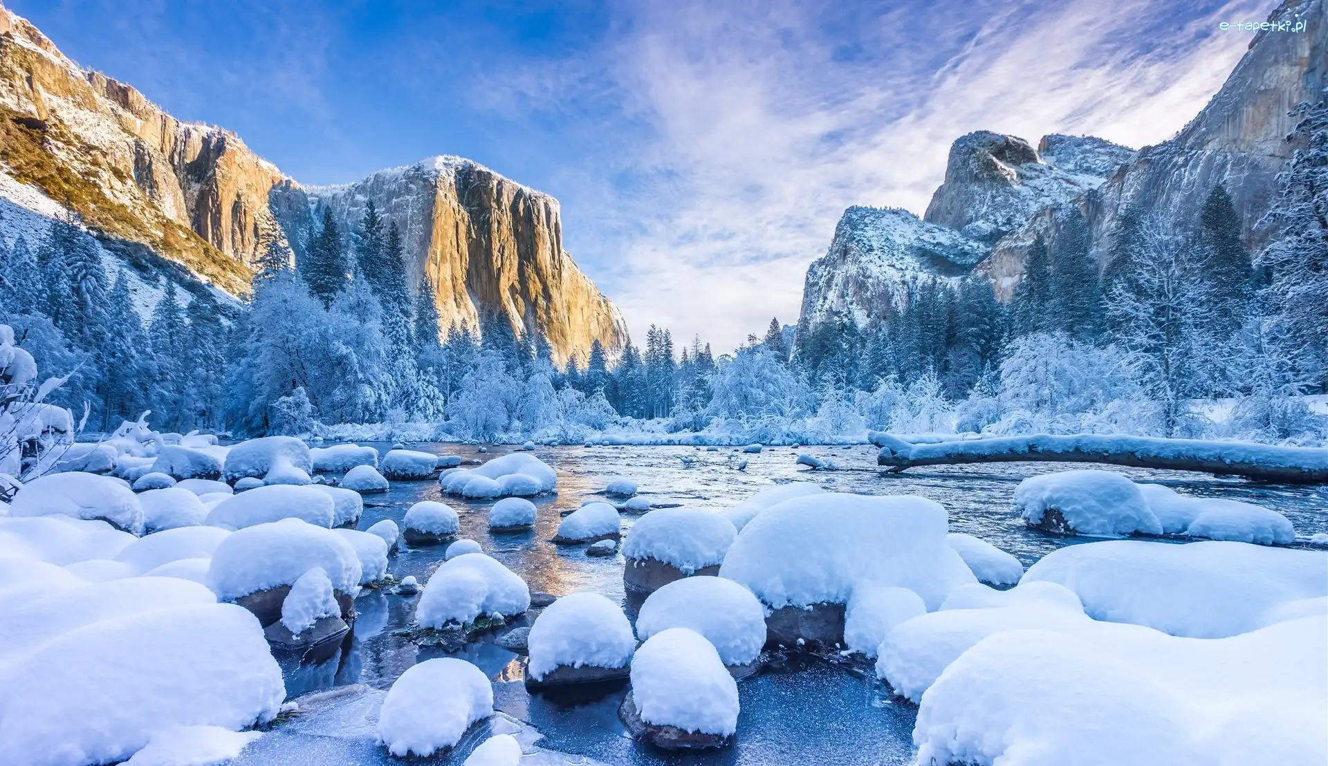 Chmury, Park Narodowy Yosemite, Stany Zjednoczone, Kamienie, Góry, Rzeka, Ośnieżone, Zima, Drzewa, Kalifornia