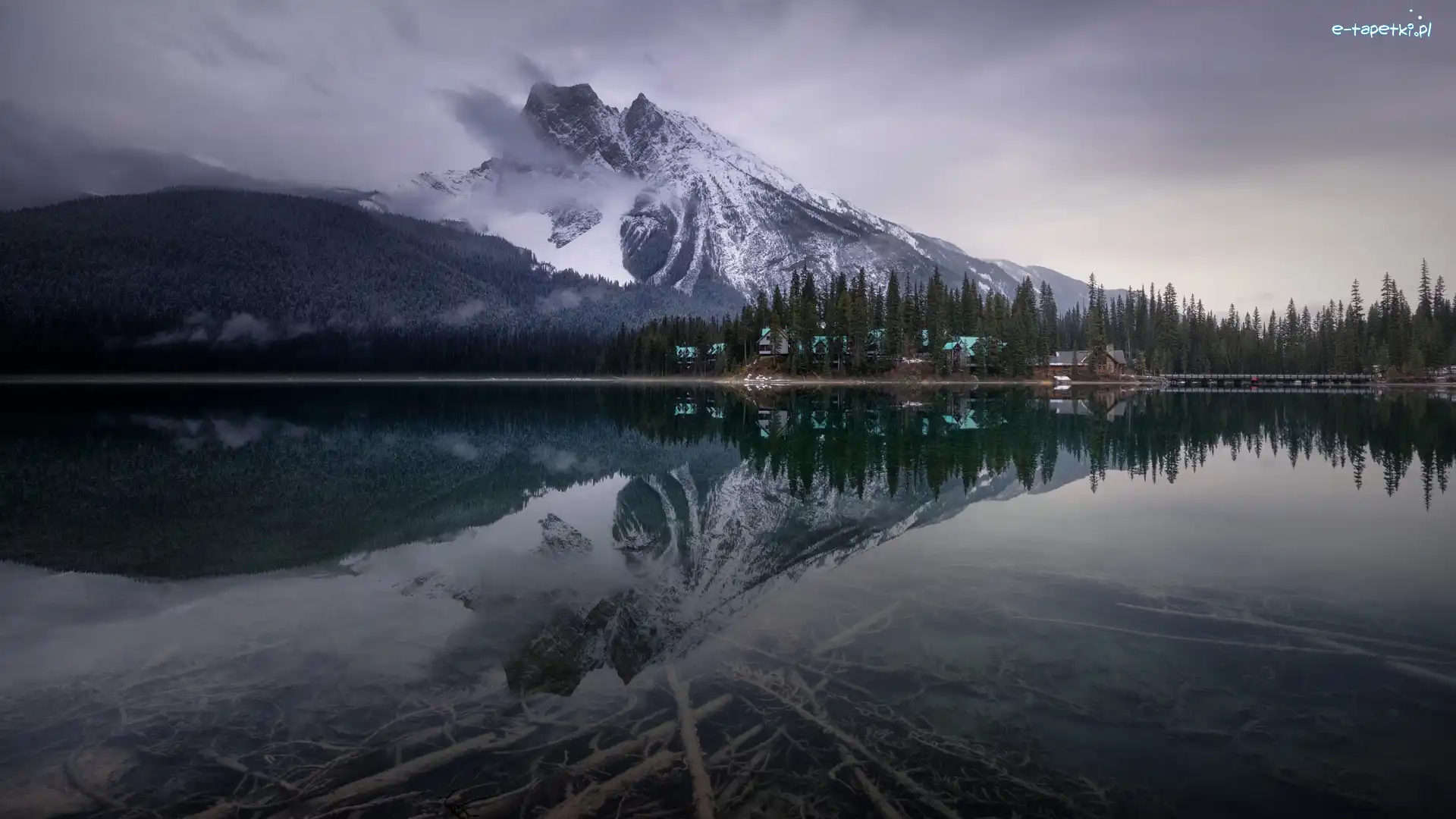 Las, Góry, Dom, Jezioro Emerald Lake, Park Narodowy Yoho, Kanada, Prowincja Kolumbia Brytyjska, Most, Chmury
