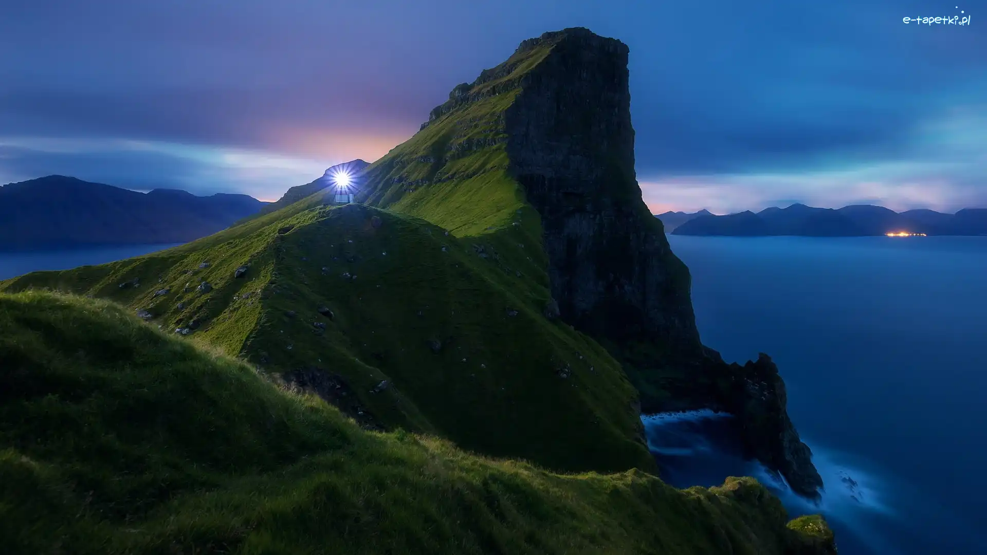 Mgła, Wyspy Owcze, Światło, Góry, Latarnia morska, Kallur Lighthouse, Ocean Atlantycki, Dania, Wyspa Kalsoy, Noc