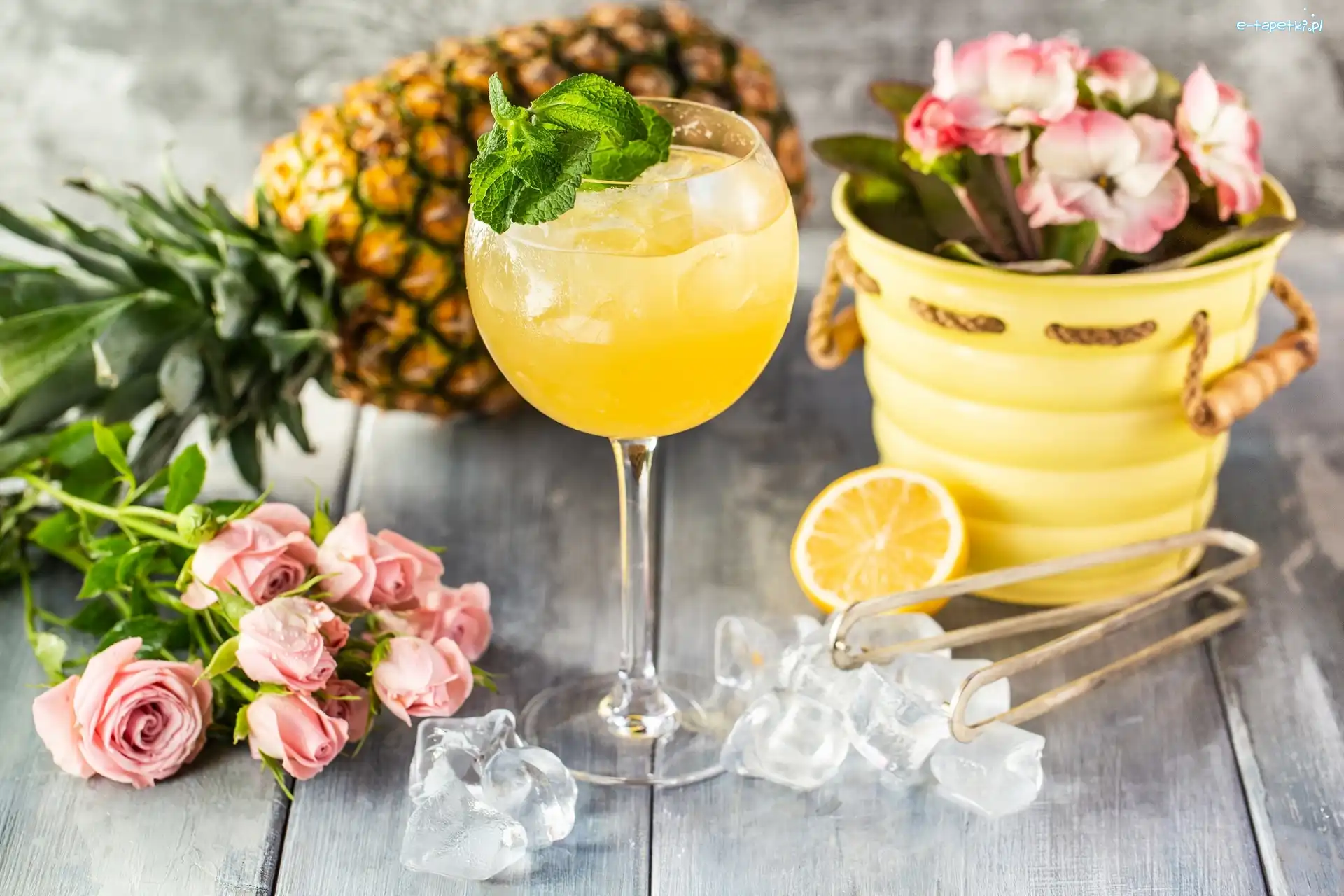 Lód, Ananas, Kwiaty, Sok, Kieliszek, Deski, Róże