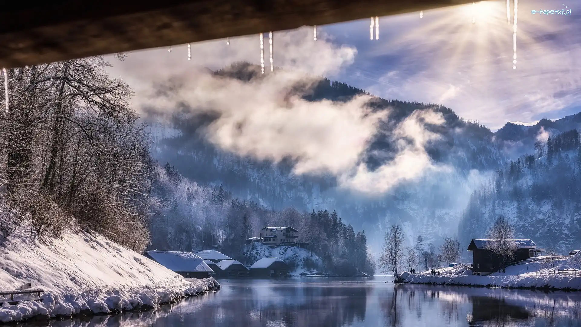 Las, Niemcy, Domy, Zima, Promienie słońca, Góry, Park Narodowy Berchtesgaden, Chmury, Jezioro Konigssee, Bawaria, Mgła