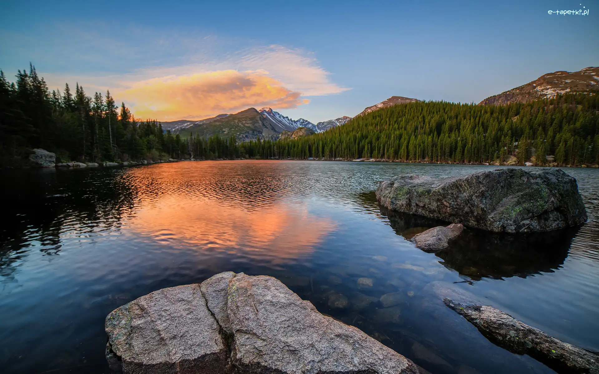 Kamienie, Jezioro Bear Lake, Stany Zjednoczone, Kolorado, Park Narodowy Gór Skalistych, Drzewa, Chmury, Góry Skaliste