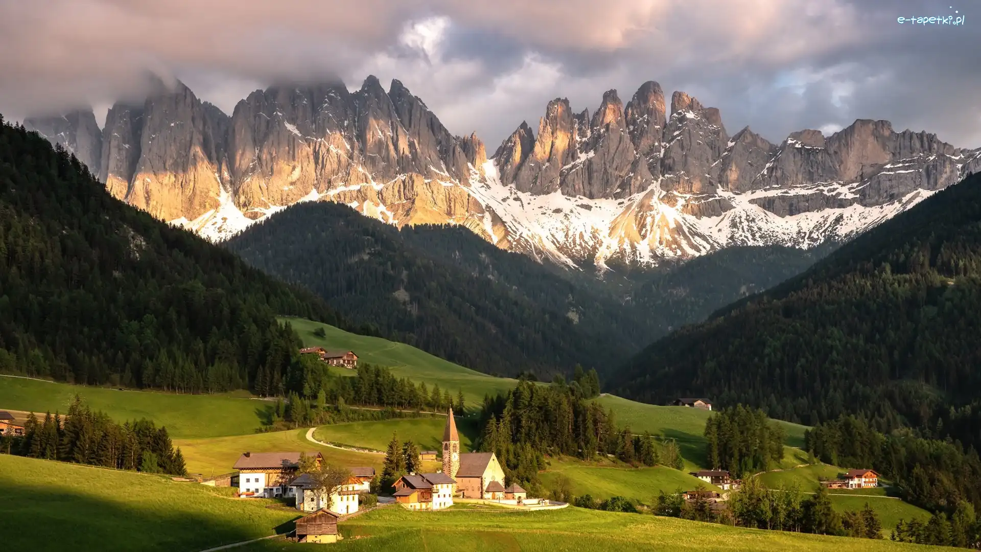 Lasy, Góry, Domy, Wieś, Włochy, Santa Maddalena, Drzewa, Chmury, Dolina Val di Funes, Dolomity, Droga