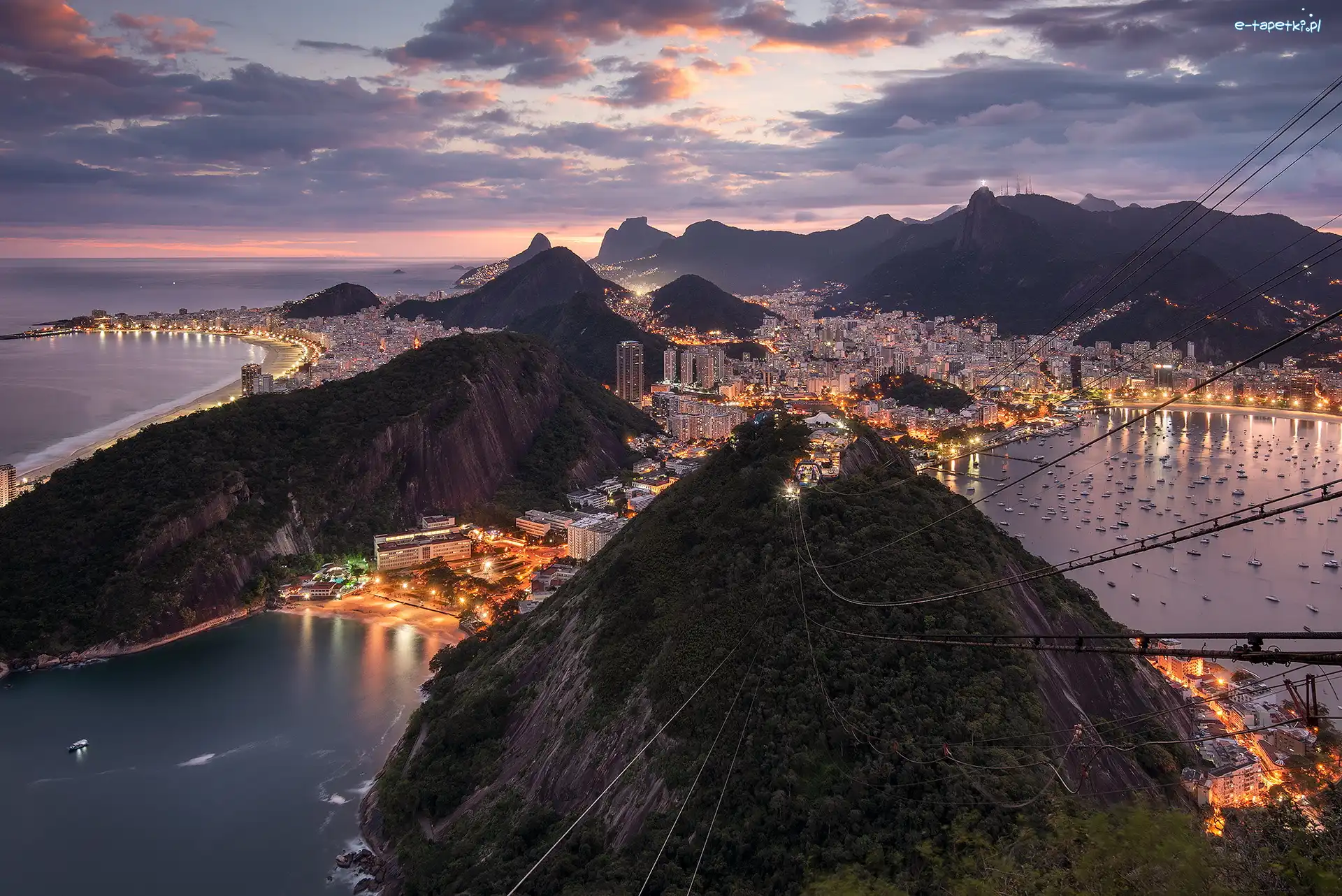 Światła, Rio de Janeiro, Chmury, Domy, Zatoka Guanabara, Statki, Góry, Brazylia, Morze, Zachód słońca