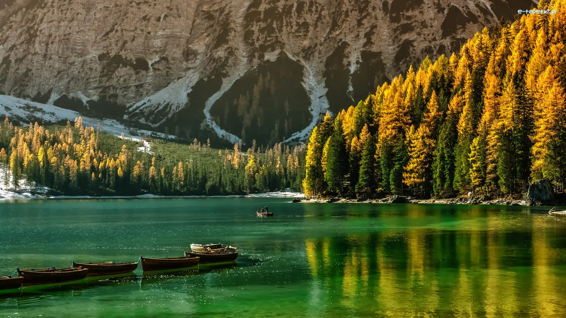 Góry, Las, Jezioro Pragser Wildsee, Włochy, Drzewa, Łodzie