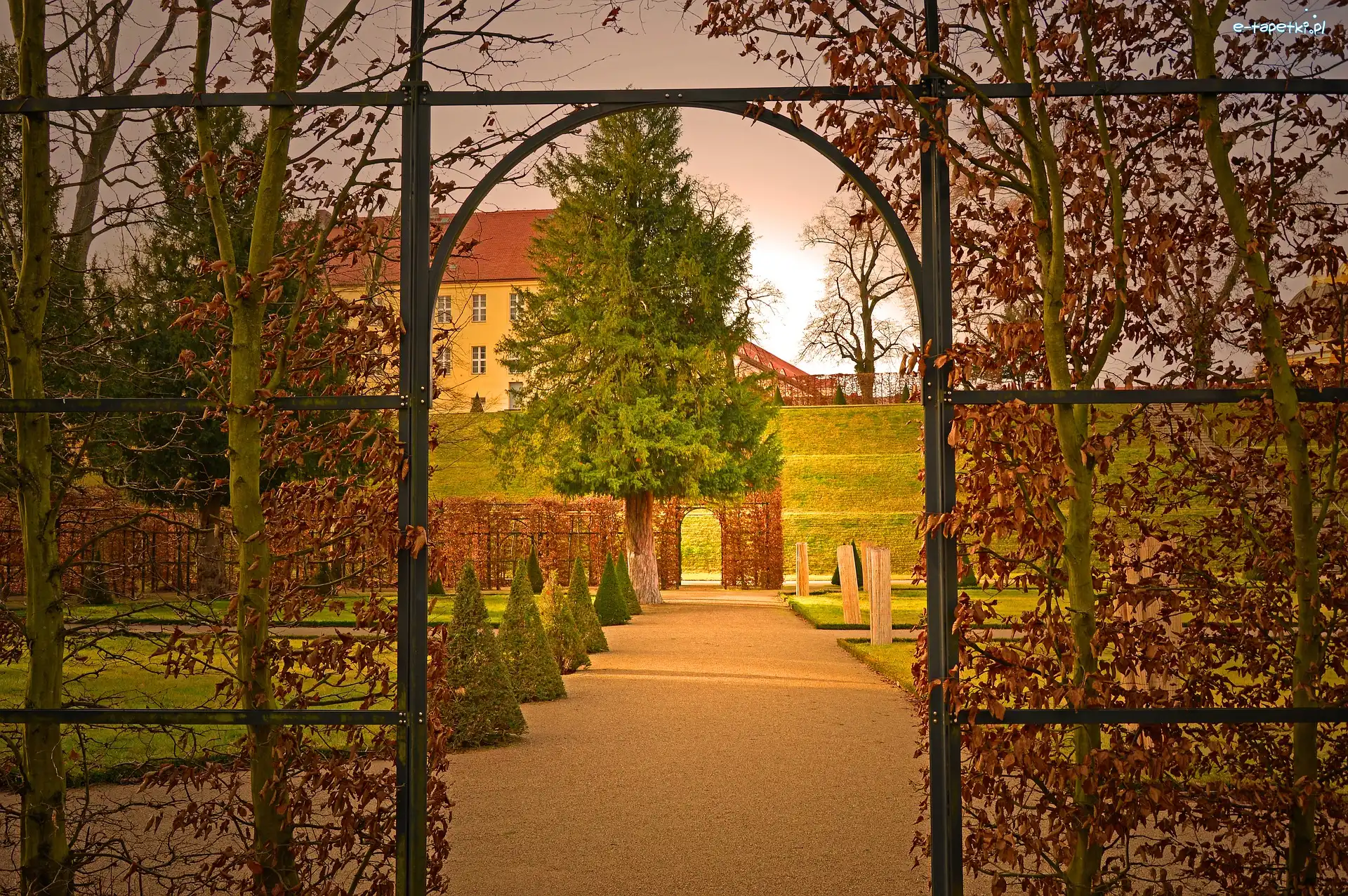Pergola, Park, Drzewa, Dom, Alejka, Brama, Żywopłot, Jesień