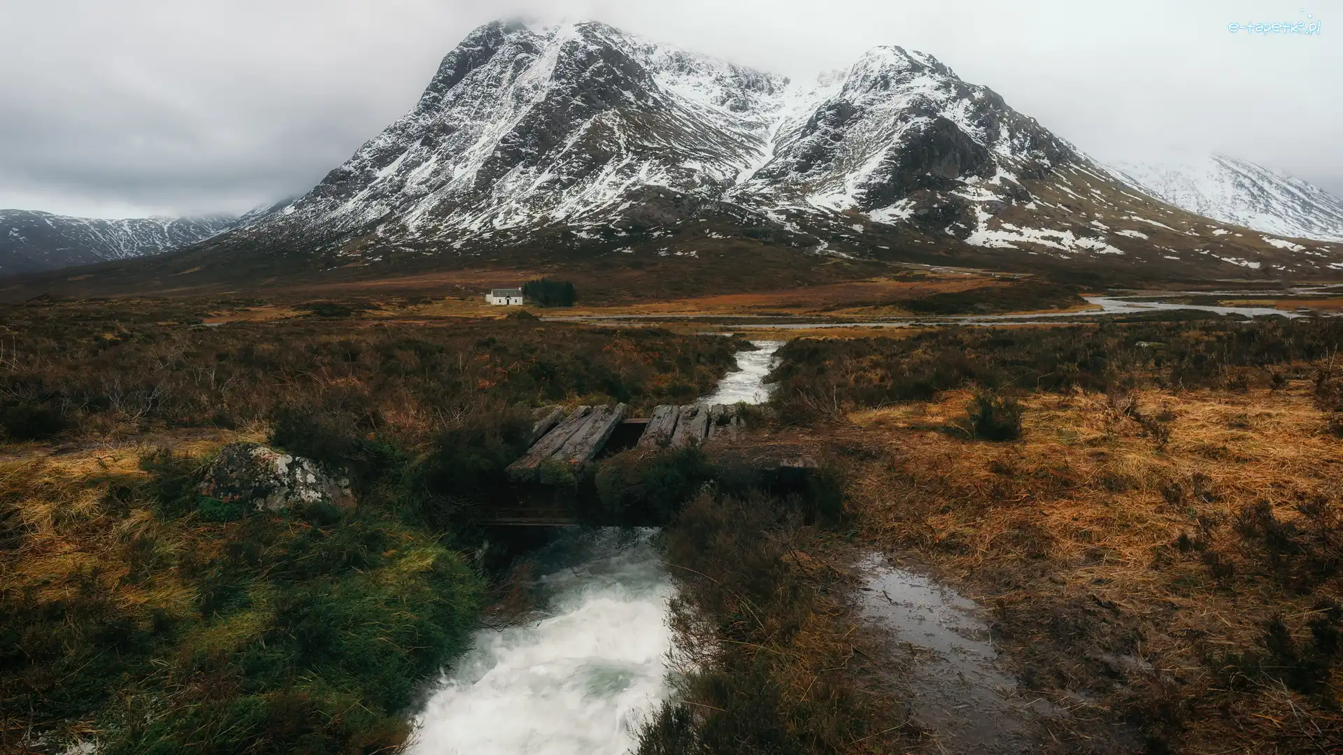 Mostek, Szczyty, Drewniana, Jesienna, Trawa, Ośnieżone, Strumień, Kładka, Góra, Góry, Rzeczka, Szkocja, Glen Coe, Buachaille Etive Mor