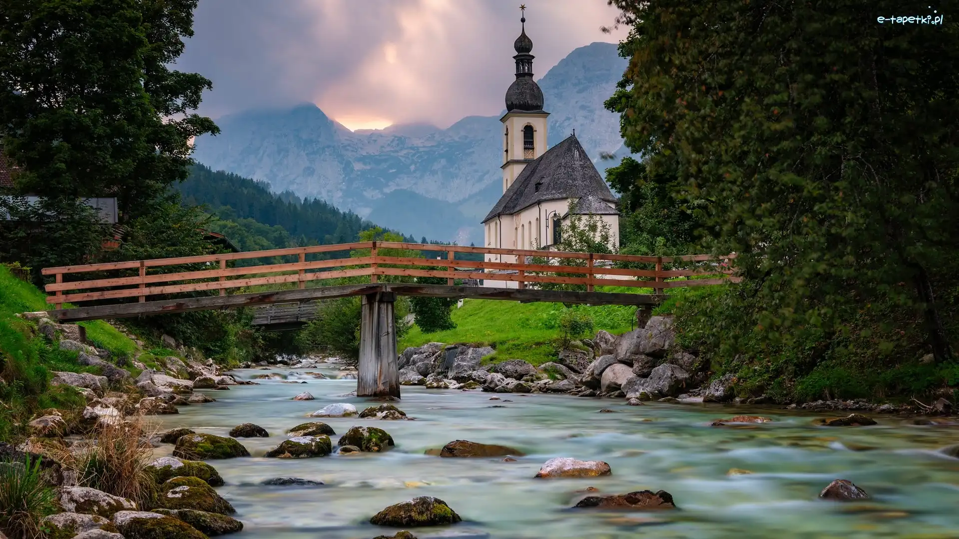 Rzeka Ramsauer Ache, Drzewa, Góry Alpy, Ramsau bei Berchtesgaden, Park Narodowy Berchtesgaden, Niemcy, Bawaria, Kościół św. Sebastiana, Most