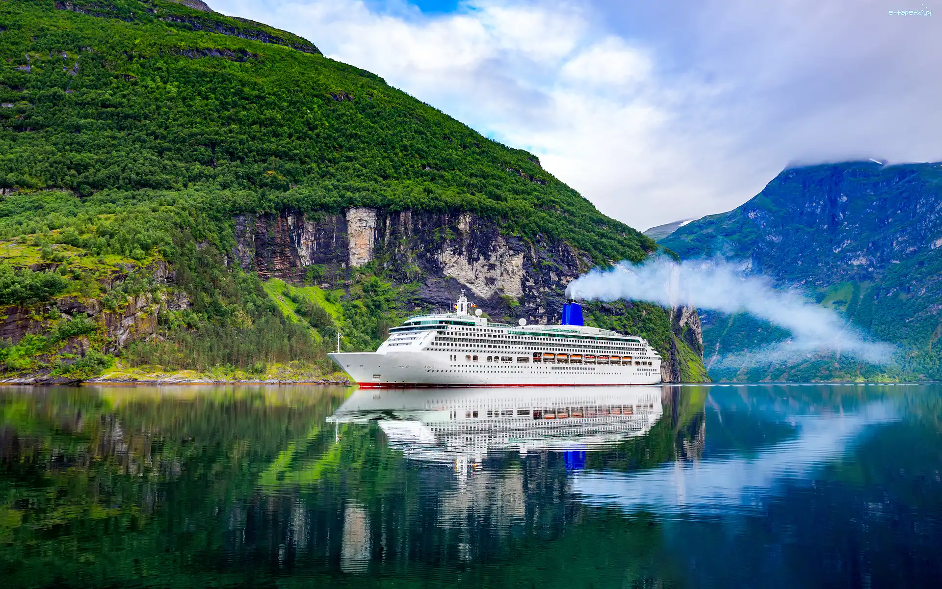 Drzewa, Fiord Geirangerfjorden, Statek wycieczkowy, Geiranger, Norwegia, Góry, Pasażerski