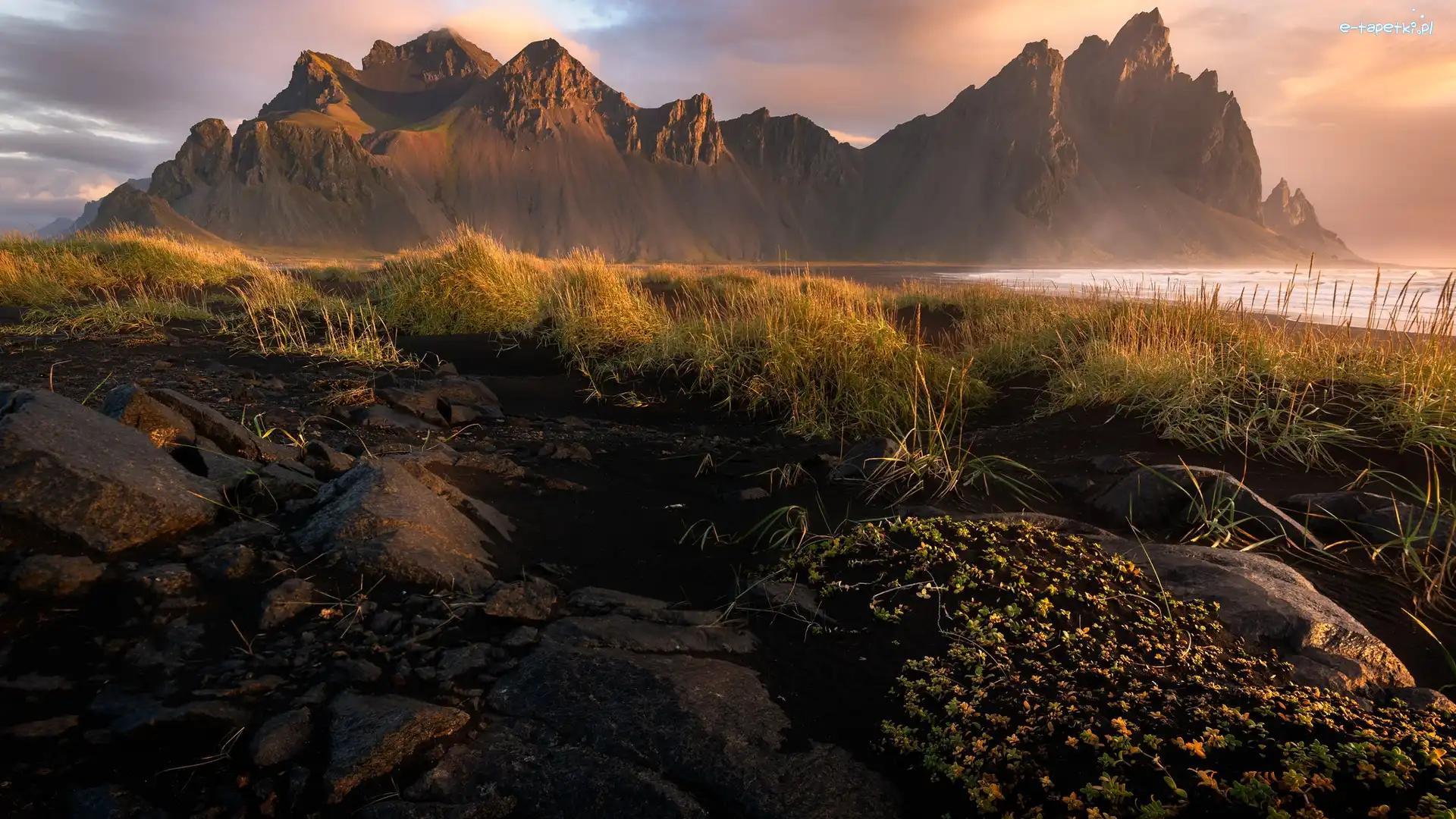 Islandia, Góra, Trawa, Kamienie, Vestrahorn, Morze, Skały, Wschód słońca