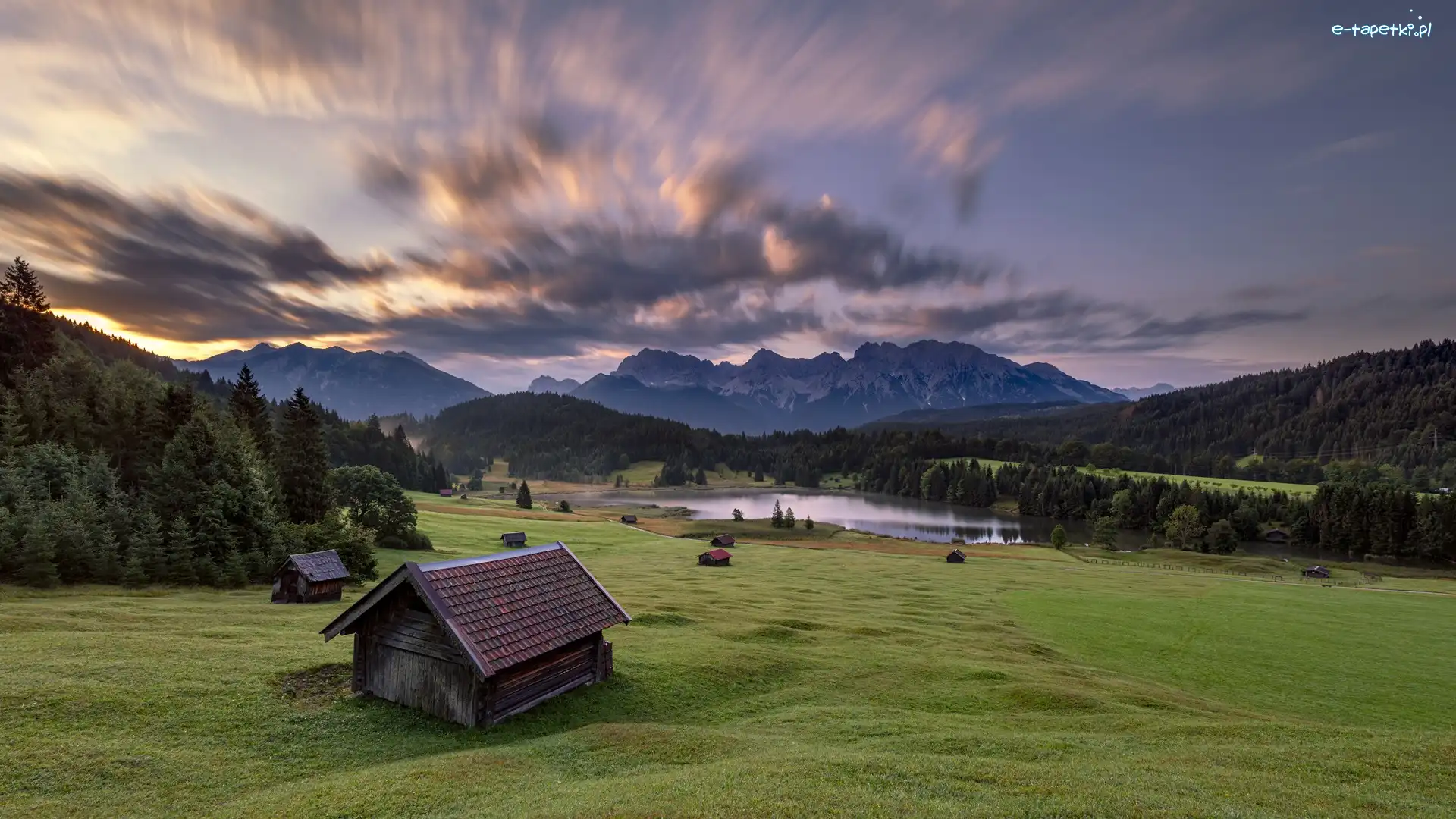 Wschód słońca, Góry Karwendel, Chmury, Las, Niemcy, Drzewa, Domek, Bawaria, Drewniany, Jezioro Geroldsee, Miejscowość Krun