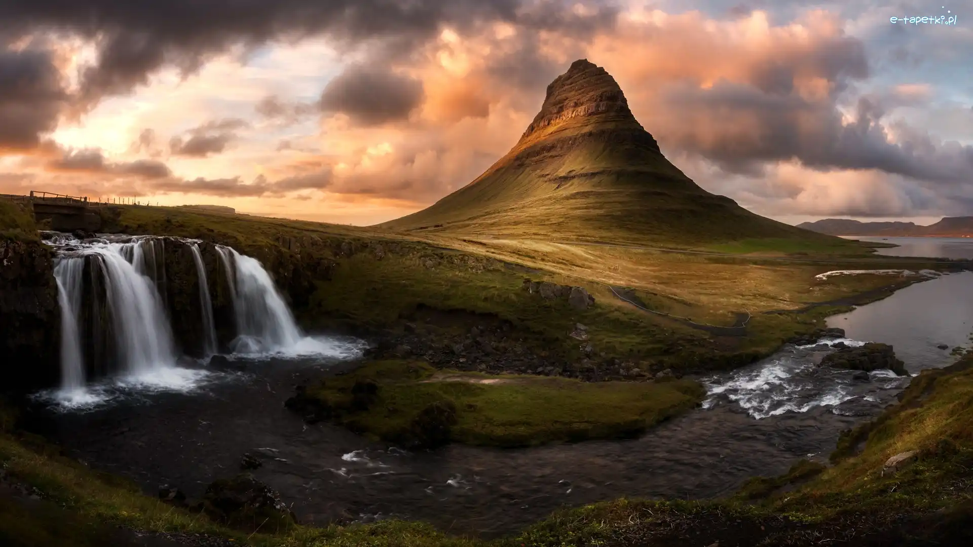 Góra Kirkjufell, Chmury, Wodospad Kirkjufellsfoss, Islandia