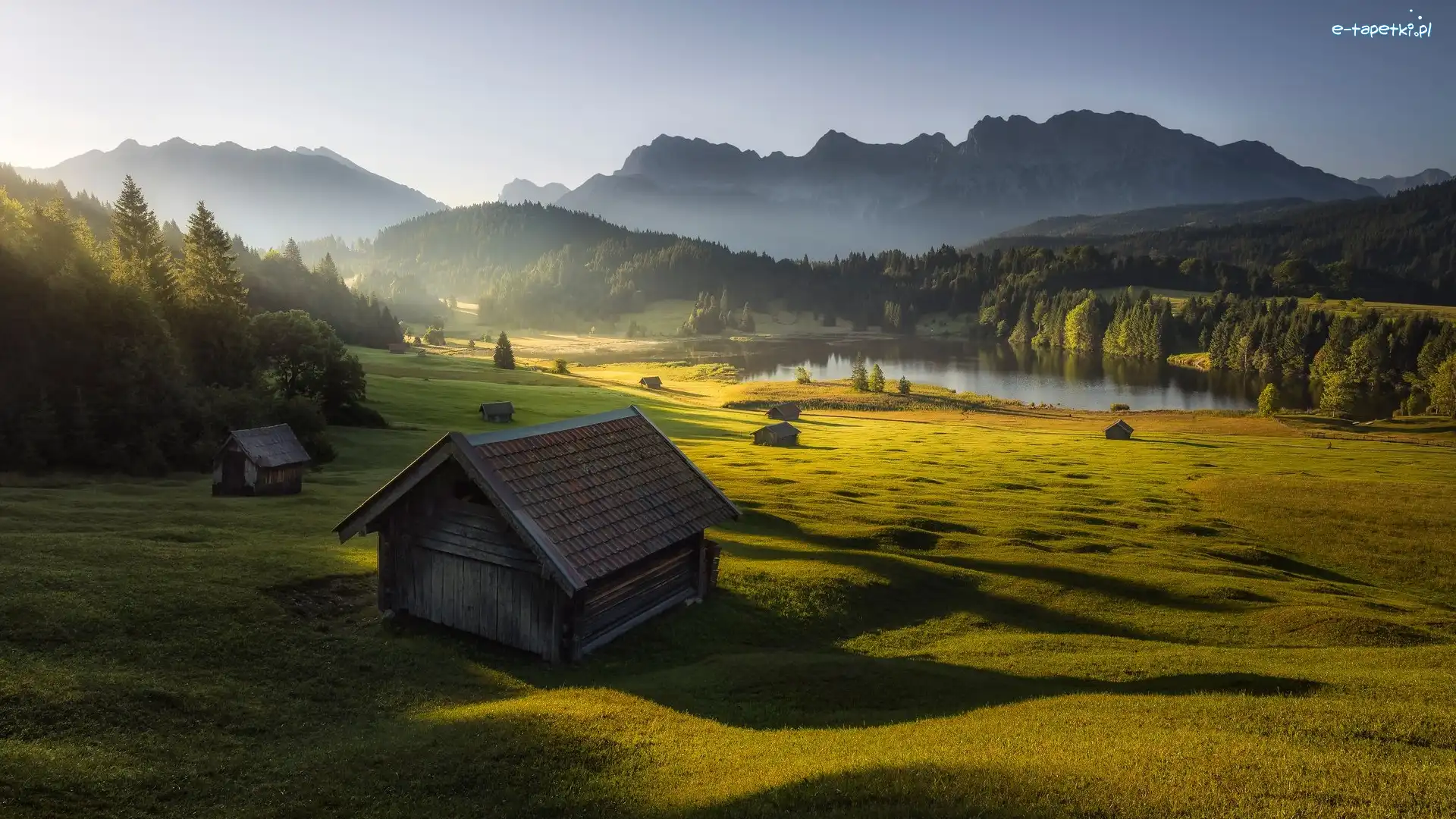 Miejscowość Krun, Jezioro Geroldsee, Niemcy, Wschód słońca, Drzewa, Drewniany, Domek, Góry Karwendel, Las, Bawaria