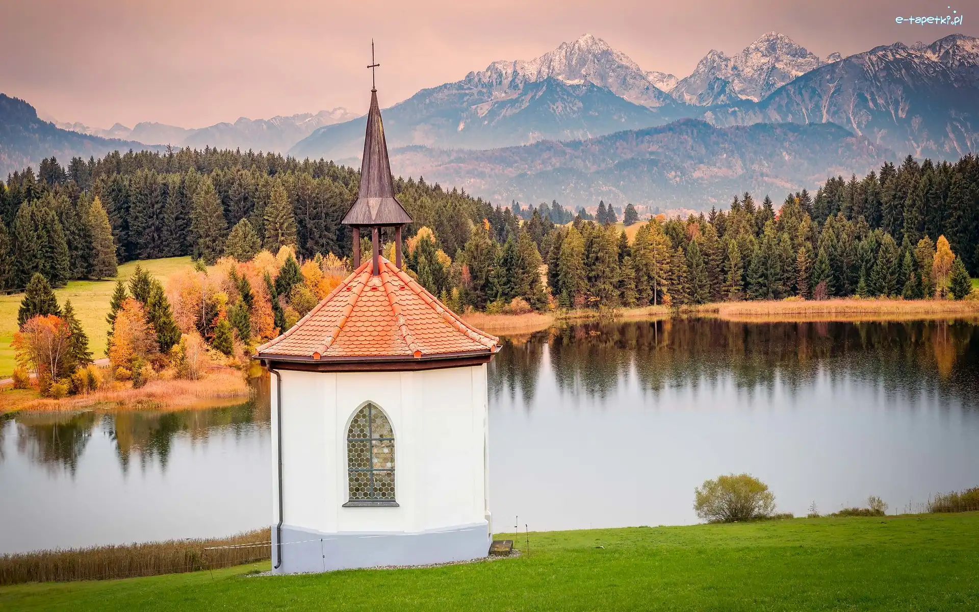 Drzewa, Kaplica, Jesień, Jezioro Hegratsried, Niemcy, Góry, Lasy, Bawaria, Alpy, Hegratsried Chapel, Halblech