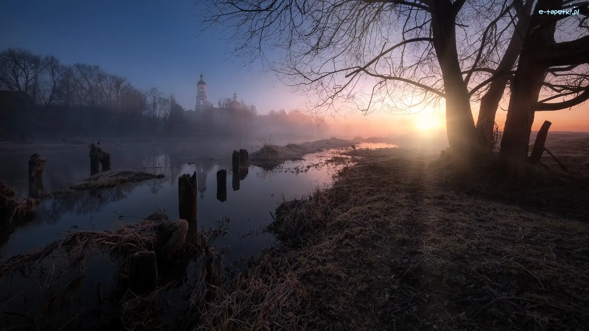 Drzewa, Rzeka, Mgła, Wschód słońca, Poranek, Wieża, Cerkiew