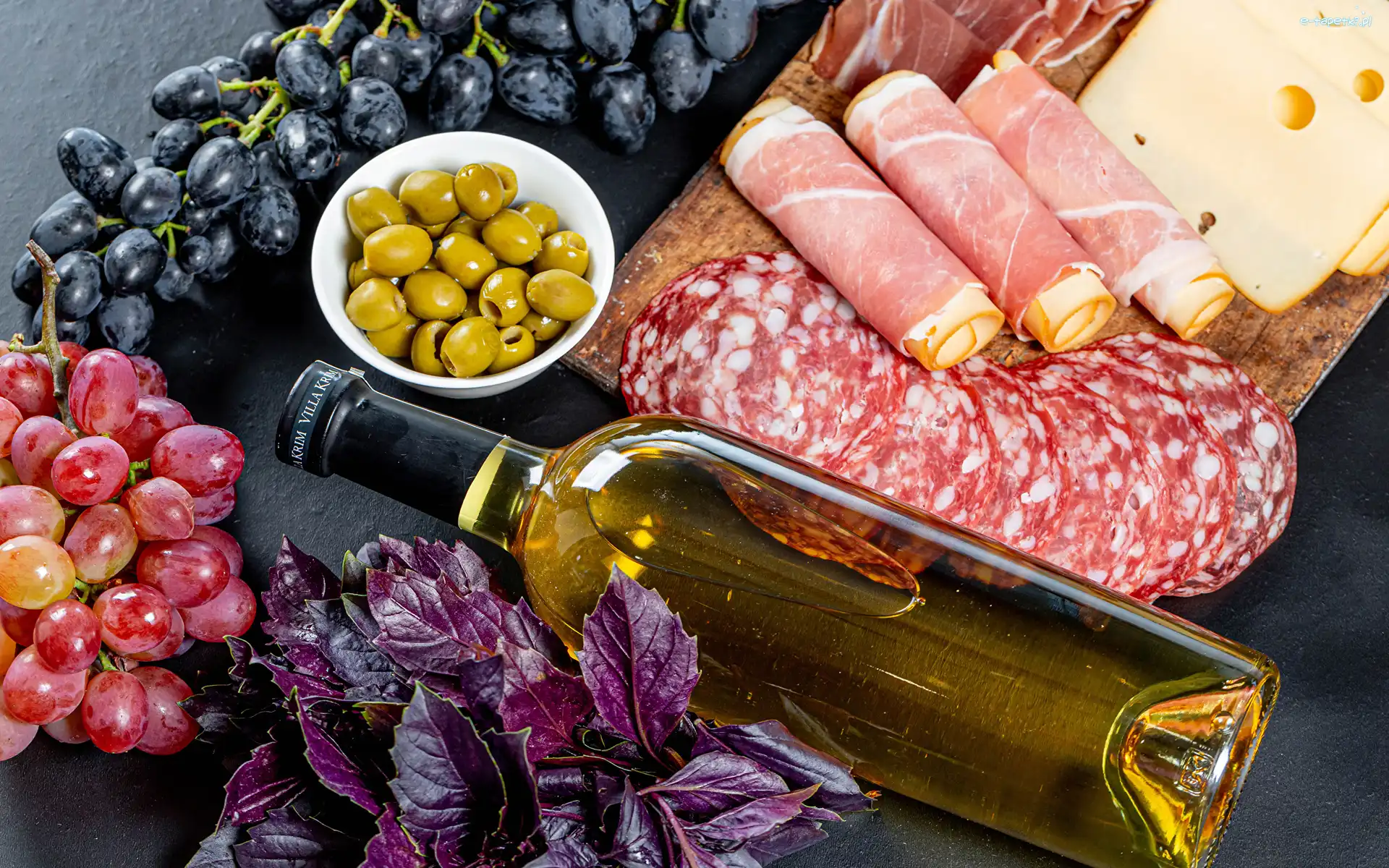 Winogrona, Ser, Oliwki, Wino, Szynka, Kiełbasa