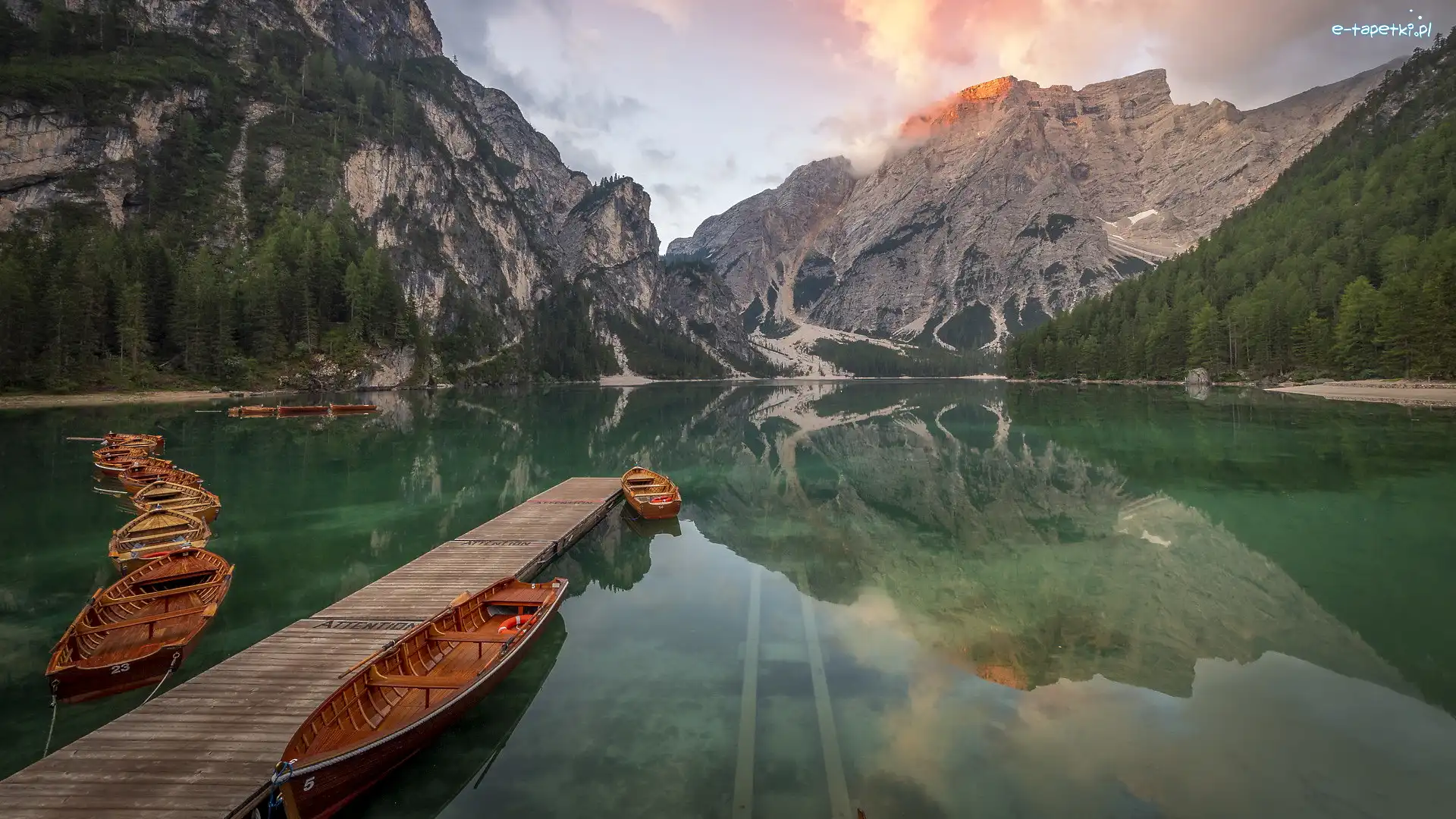 Łódki, Lago di Braies, Góry, Jezioro Pragser Wildsee, Włochy, Pomost, Dolomity
