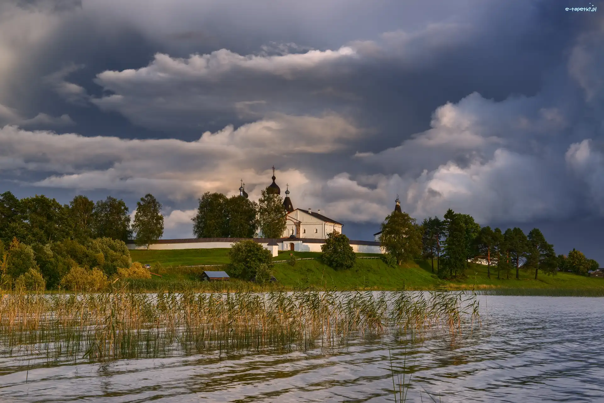 Monaster Terapontowski, Klasztor, Drzewa, Szuwary, Jezioro, Rosja, Obwód wołogodzki, Chmury, Wieś Ferapontovo