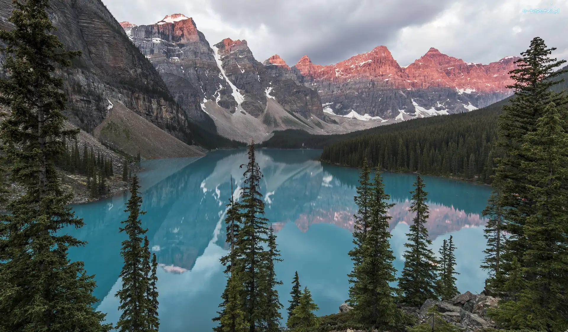 Góry, Prowincja Alberta, Jezioro Moraine, Kanada, Park Narodowy Banff, Świerki, Drzewa