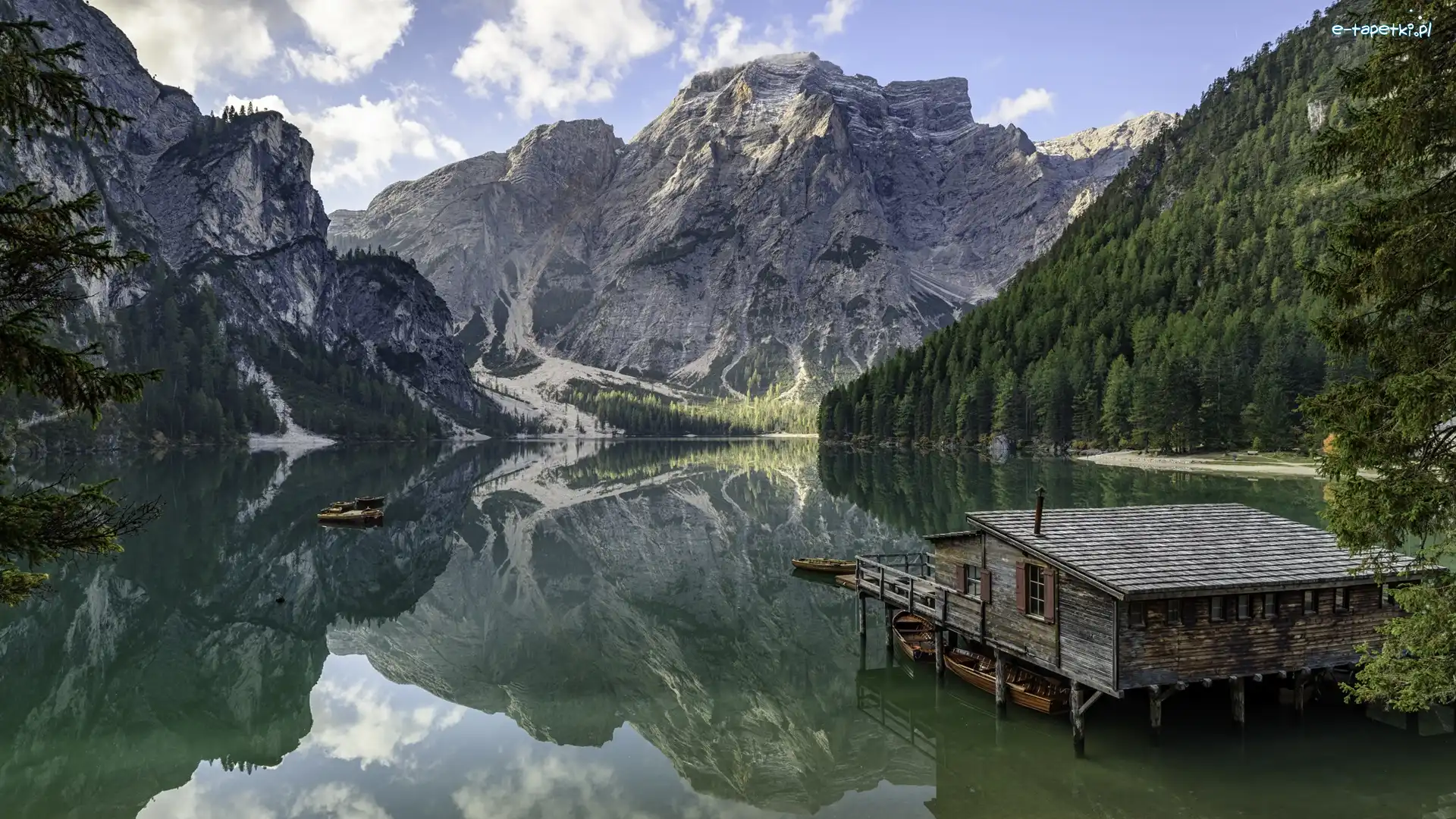 Dom, Południowy Tyrol, Chmury, Drewniany, Jezioro Pragser Wildsee, Góry Dolomity, Drzewa, Włochy, Region Trydent-Górna Adyga, Łódki