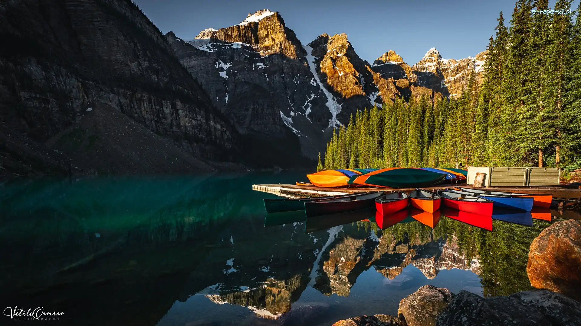 Park Narodowy Banff, Moraine Lake, Kanada, Góry, Kajaki, Las, Drzewa, Jezioro, Pomost, Prowincja Alberta