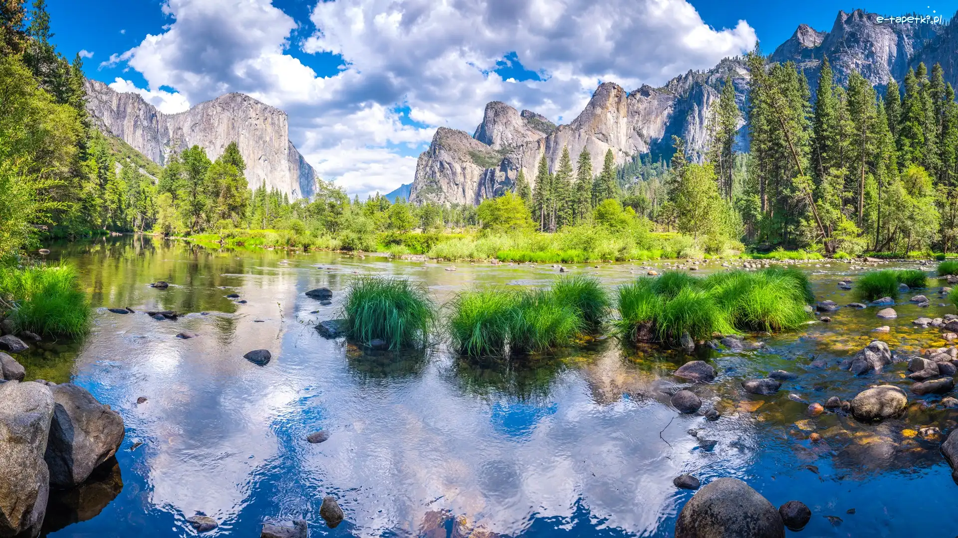 Rzeka Merced, Trawa, Park Narodowy Yosemite, Stan Kalifornia, Stany Zjednoczone, Chmury, Góry Sierra Nevada, Zielona, Drzewa