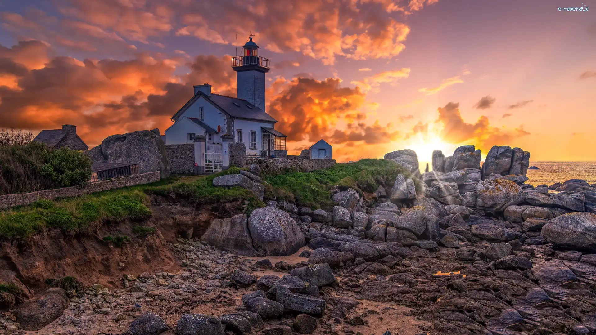 Brignogan-Plage, Skały, Zachód słońca, Francja, Phare de Pontusval, Latarnia morska