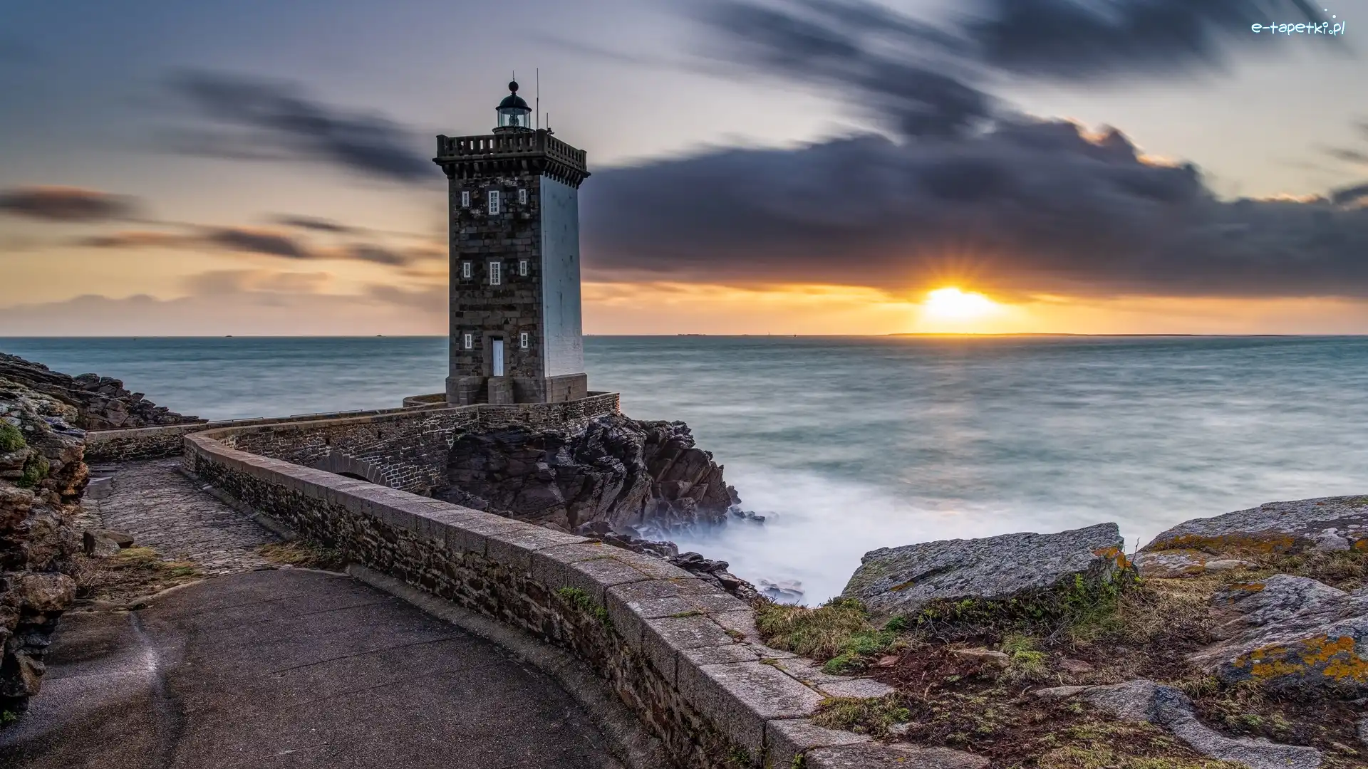 Skały, Morze, Droga, Kermorvan lighthouse, Latarnia morska, Francja, Chmury, Murek, Zachód słońca