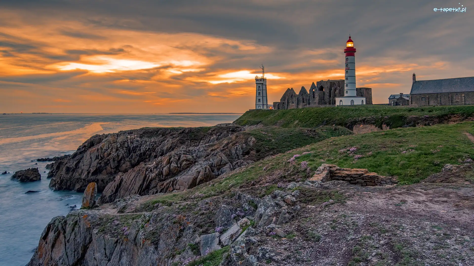Skały, Morze, Cypel, Gmina Plougonvelin, Francja, Zachód słońca, Chmury, Pointe Saint Mathieu, Latarnia morska