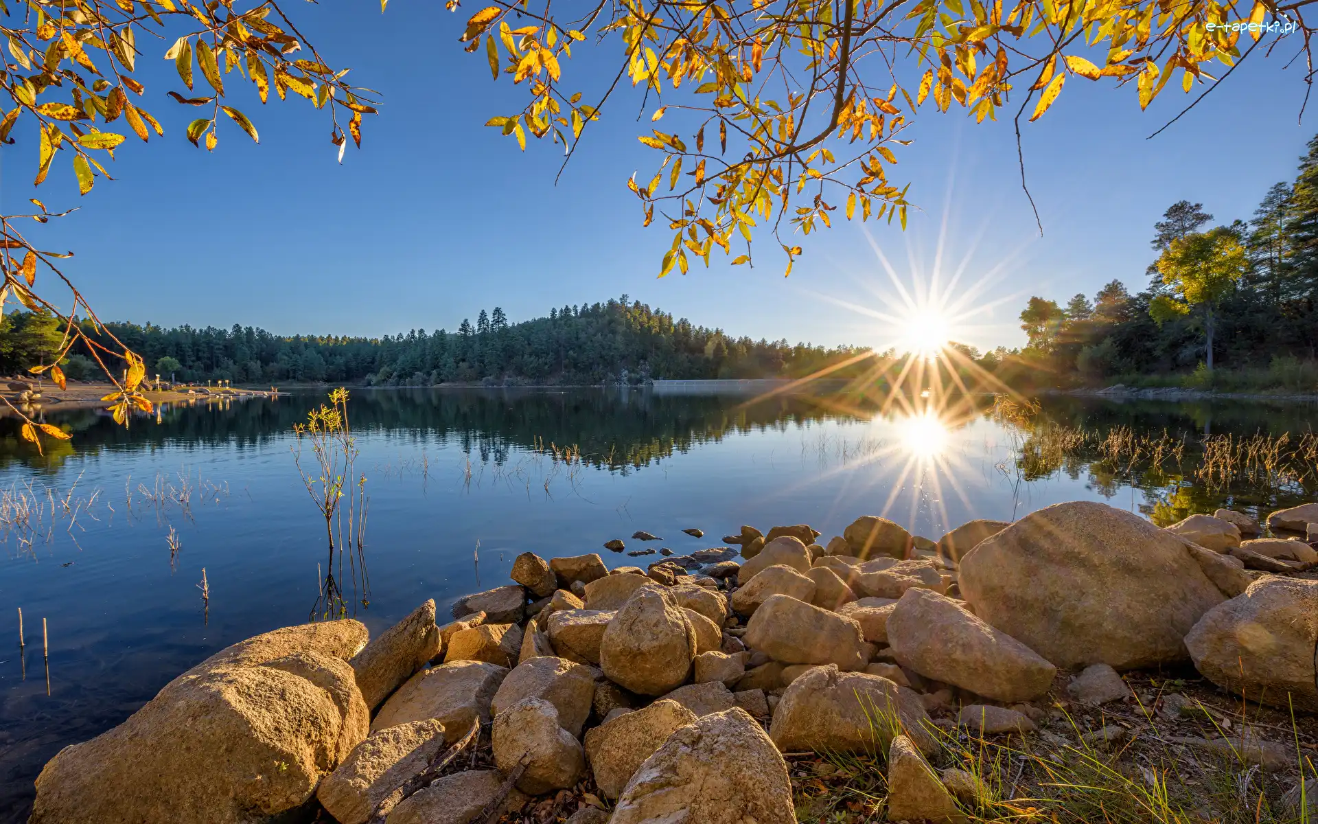 Prescott, Promienie słońca, Stany Zjednoczone, Gałęzie, Goldwater Lake, Kamienie, Drzewa, Zachód słońca, Jezioro, Stan Arizona