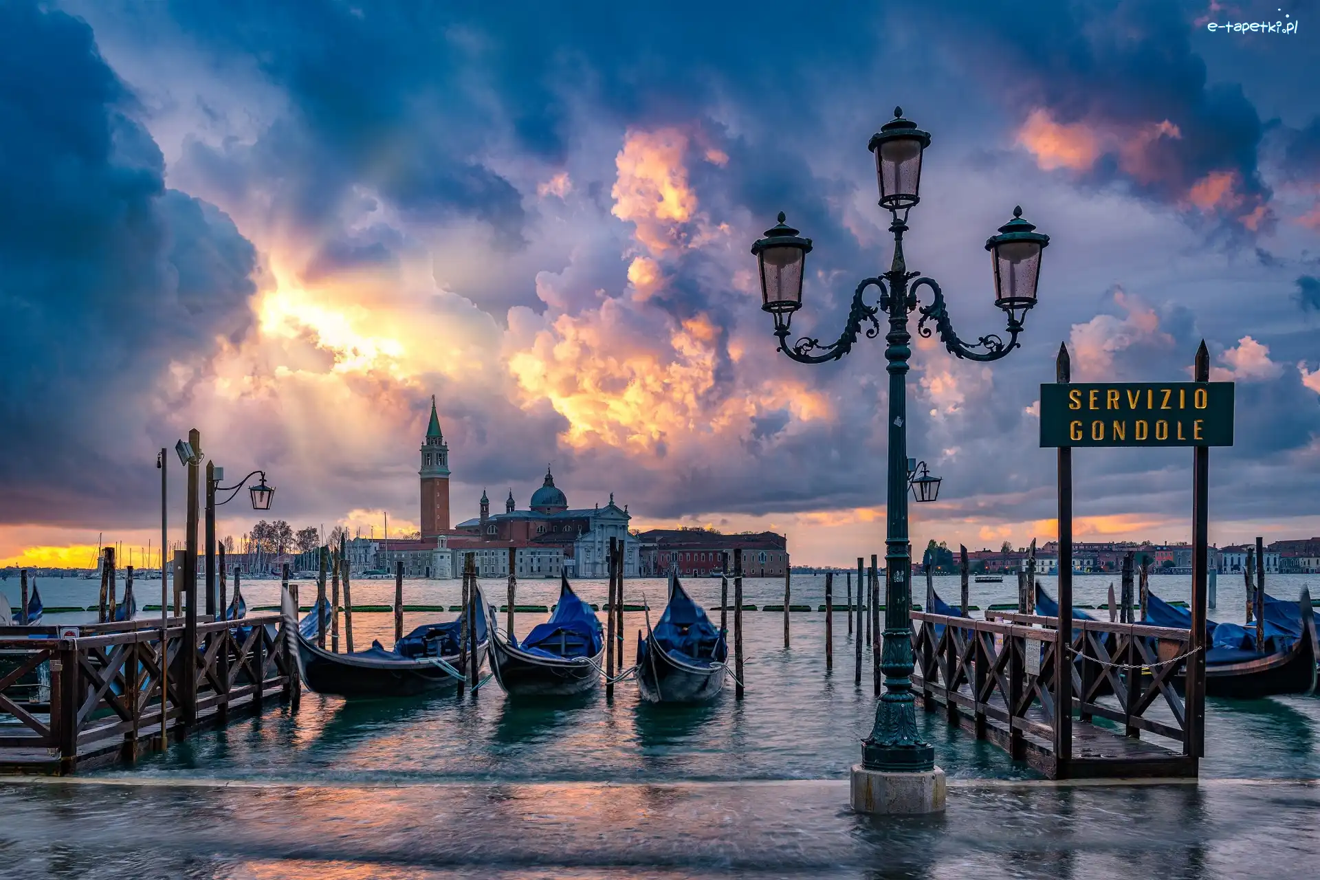 Bazylika San Giorgio Maggiore, Łodzie, Przystań, Latarnia, Cieśnina Canal Grande, Włochy, Wenecja, Gondole, Chmury