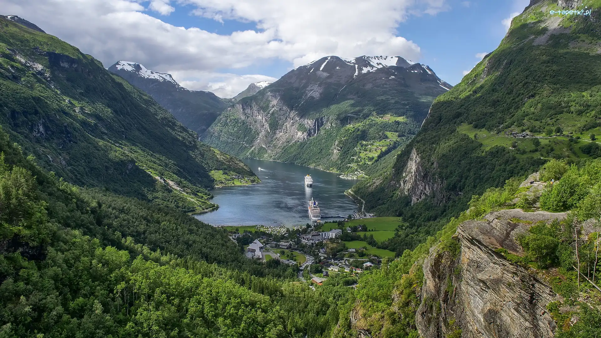 Lasy, Niebo, Norwegia, Wioska Geiranger, Chmury, Statki pasażerskie, Fiord Geirangerfjorden, Góry