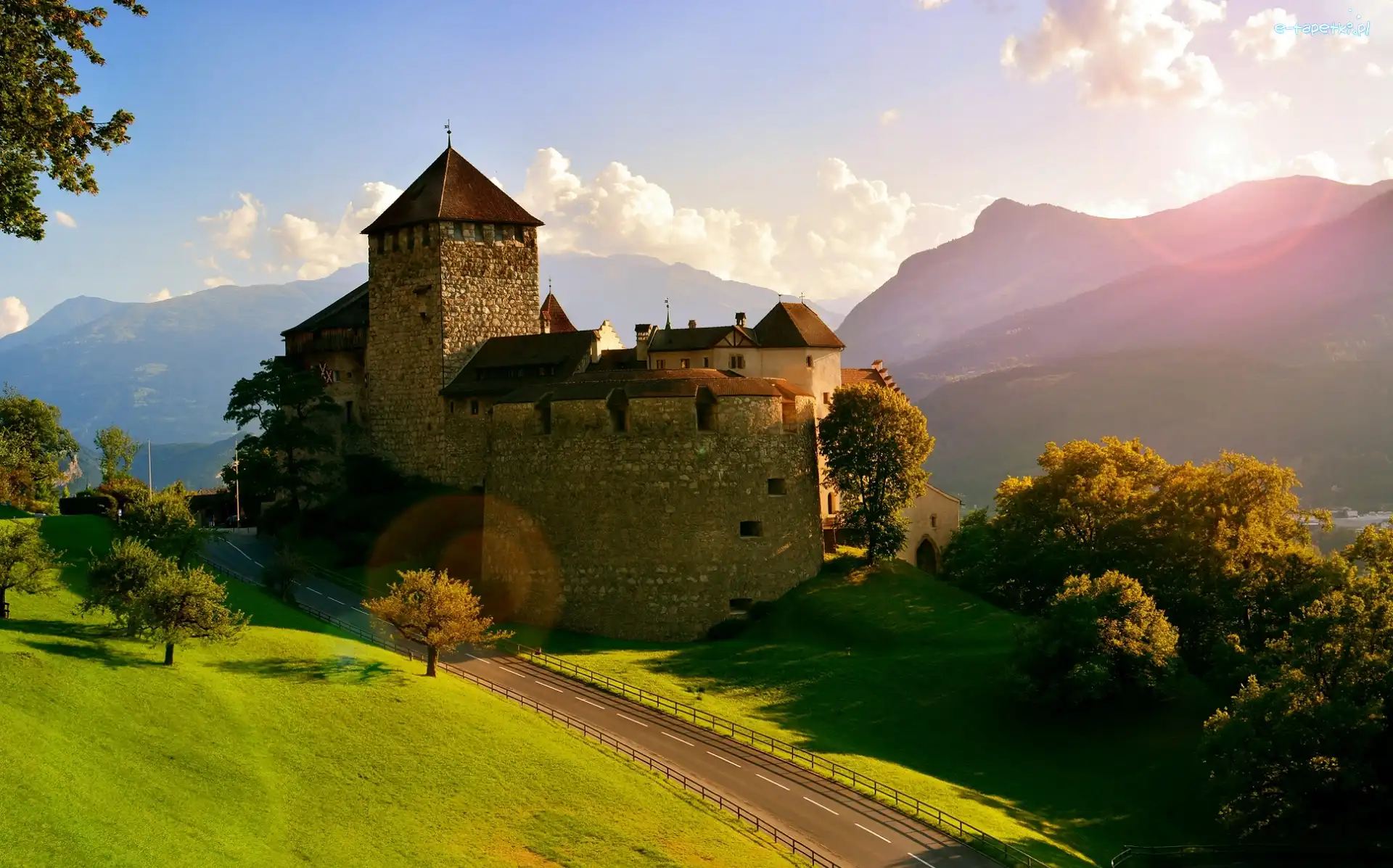 Droga, Zamek w Vaduz, Góry Alpy, Drzewa, Vaduz, Liechtenstein