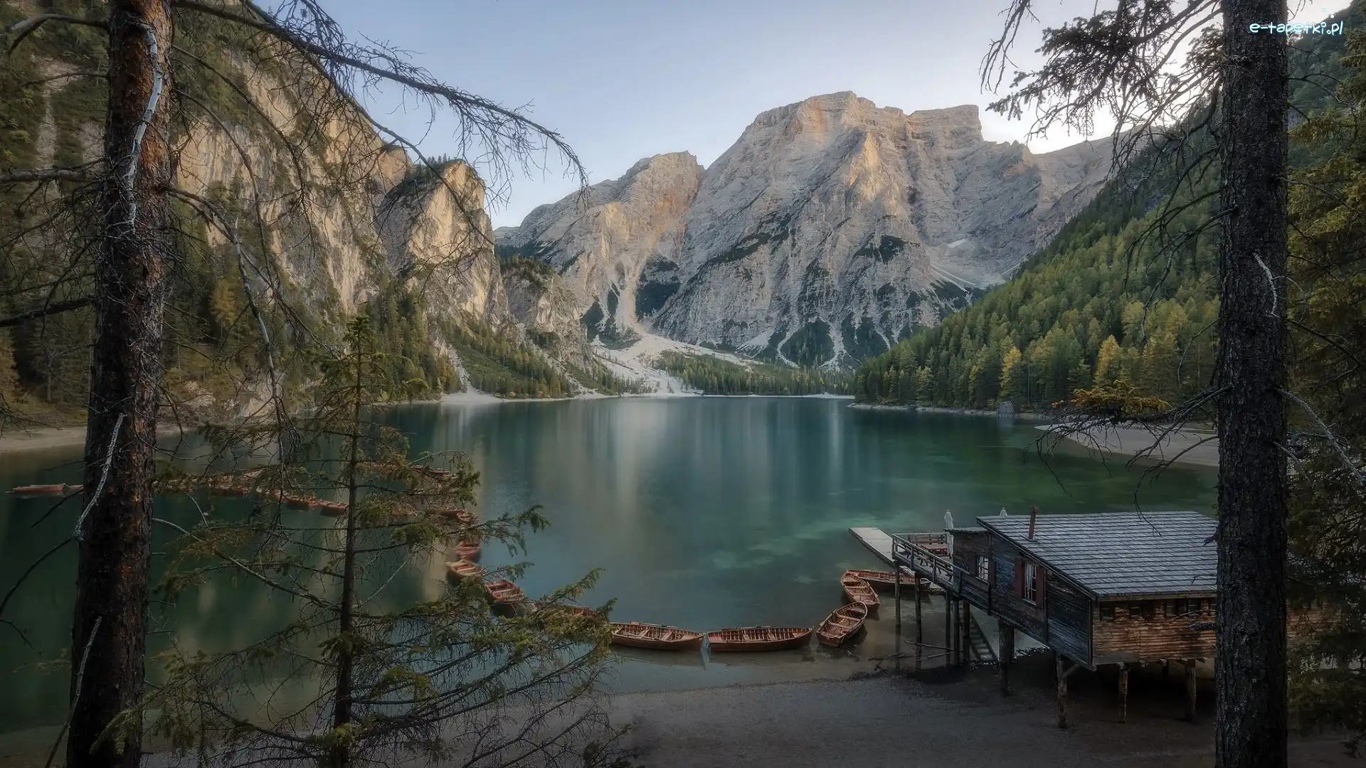 Pomost, Włochy, Drewniany, Park Przyrody Fanes-Sennes-Prags, Drzewa, Jezioro Pragser Wildsee, Góry Dolomity, Łódki, Lago di Braies, Południowy Tyrol, Domek