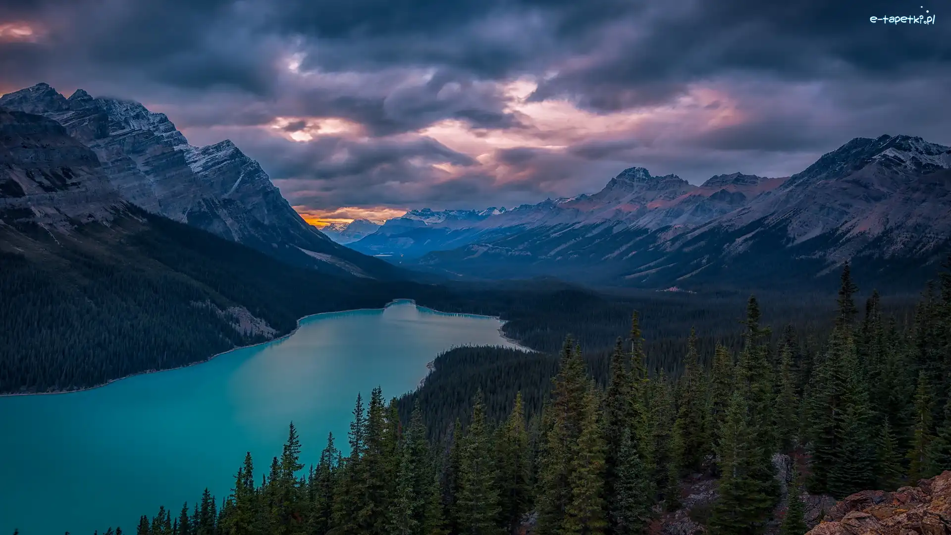 Wschód słońca, Park Narodowy Banff, Ciemne, Skały, Kanada, Góry, Drzewa, Prowincja Alberta, Las, Jezioro Peyto Lake, Chmury