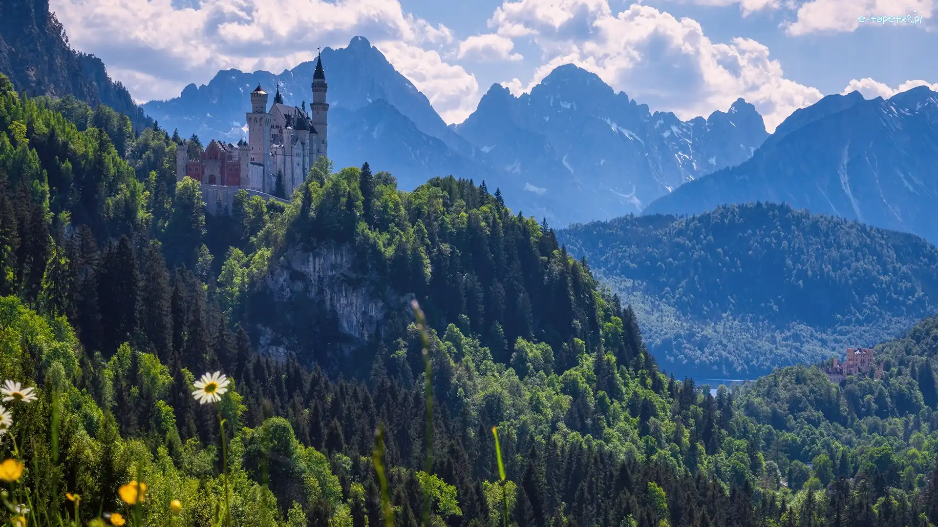Drzewa, Zamek Neuschwanstein, Góry, Chmury, Bawaria, Niemcy