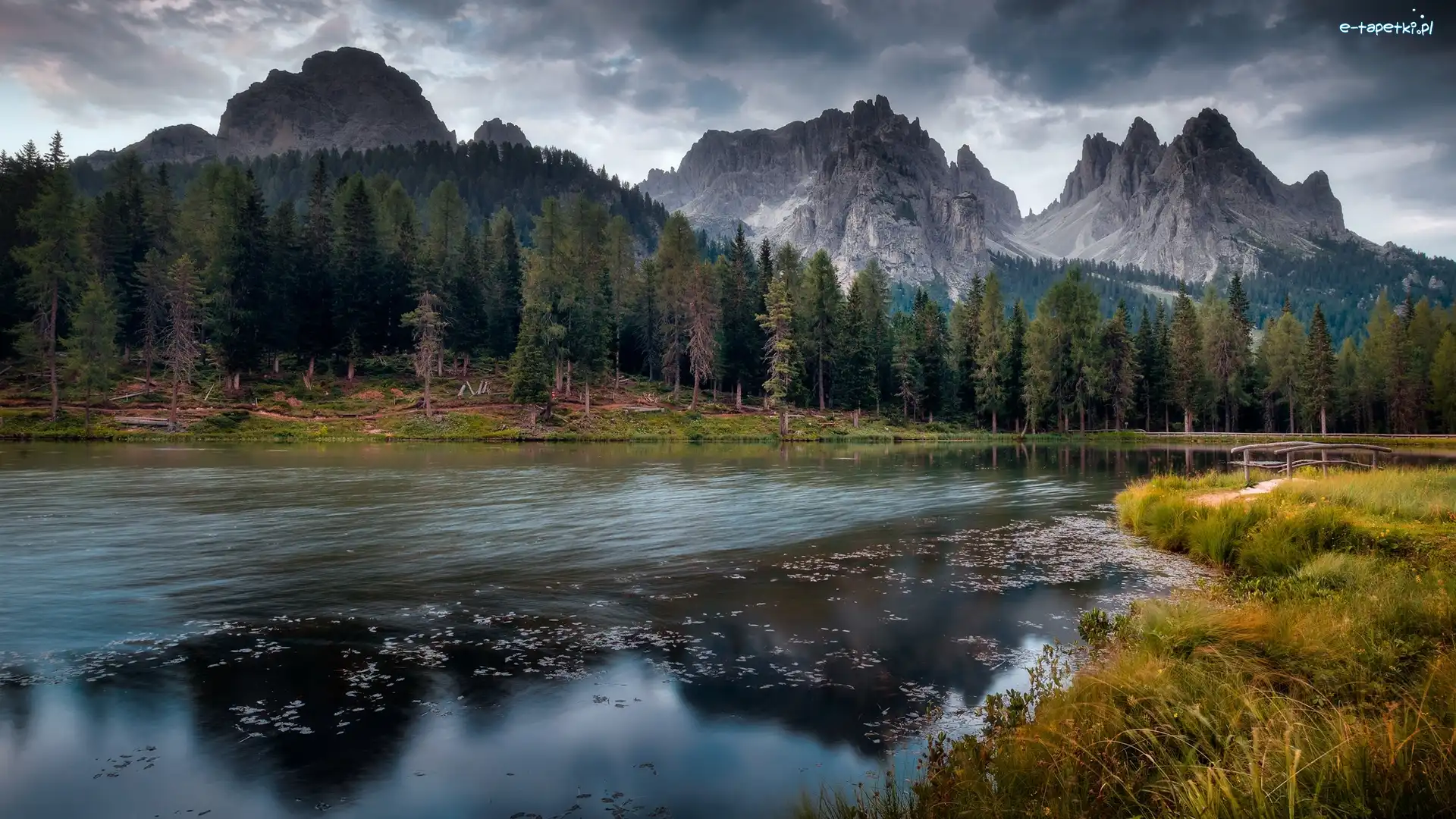 Chmury, Antorno Lake, Włochy, Drzewa, Góry, Dolomity, Masyw Tre Cime di Lavaredo, Jezioro, Mostek, Prowincja Belluno