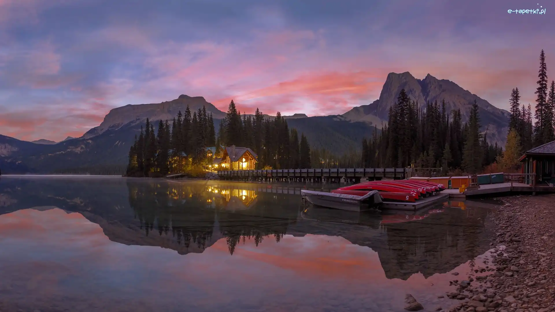 Las, Jezioro Emerald Lake, Kanada, Drzewa, Dom, Most, Góry, Park Narodowy Yoho, Oświetlony, Prowincja Kolumbia Brytyjska
