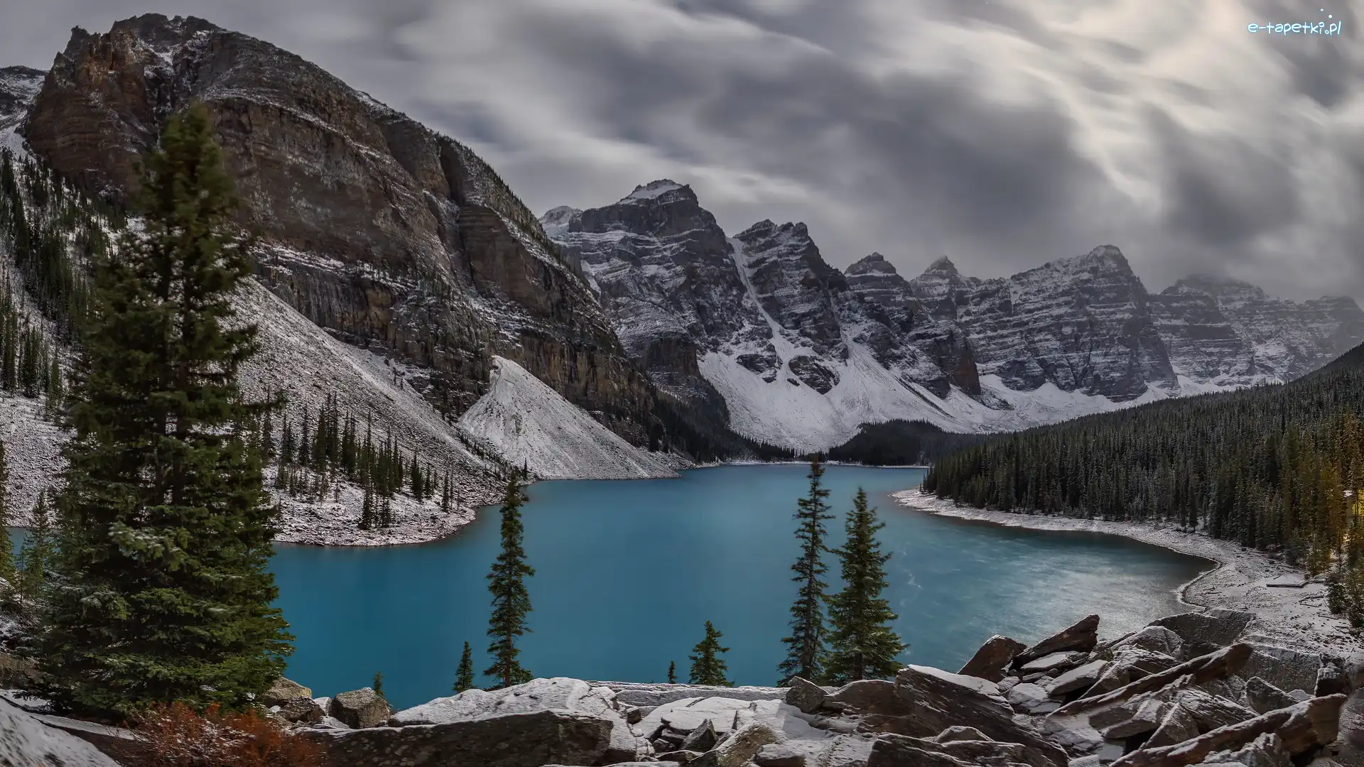 Jezioro Moraine, Valley of the Ten Peaks, Góry, Park Narodowy Banff, Zima, Kanada, Prowincja Alberta, Dolina Dziesięciu Szczytów, Drzewa
