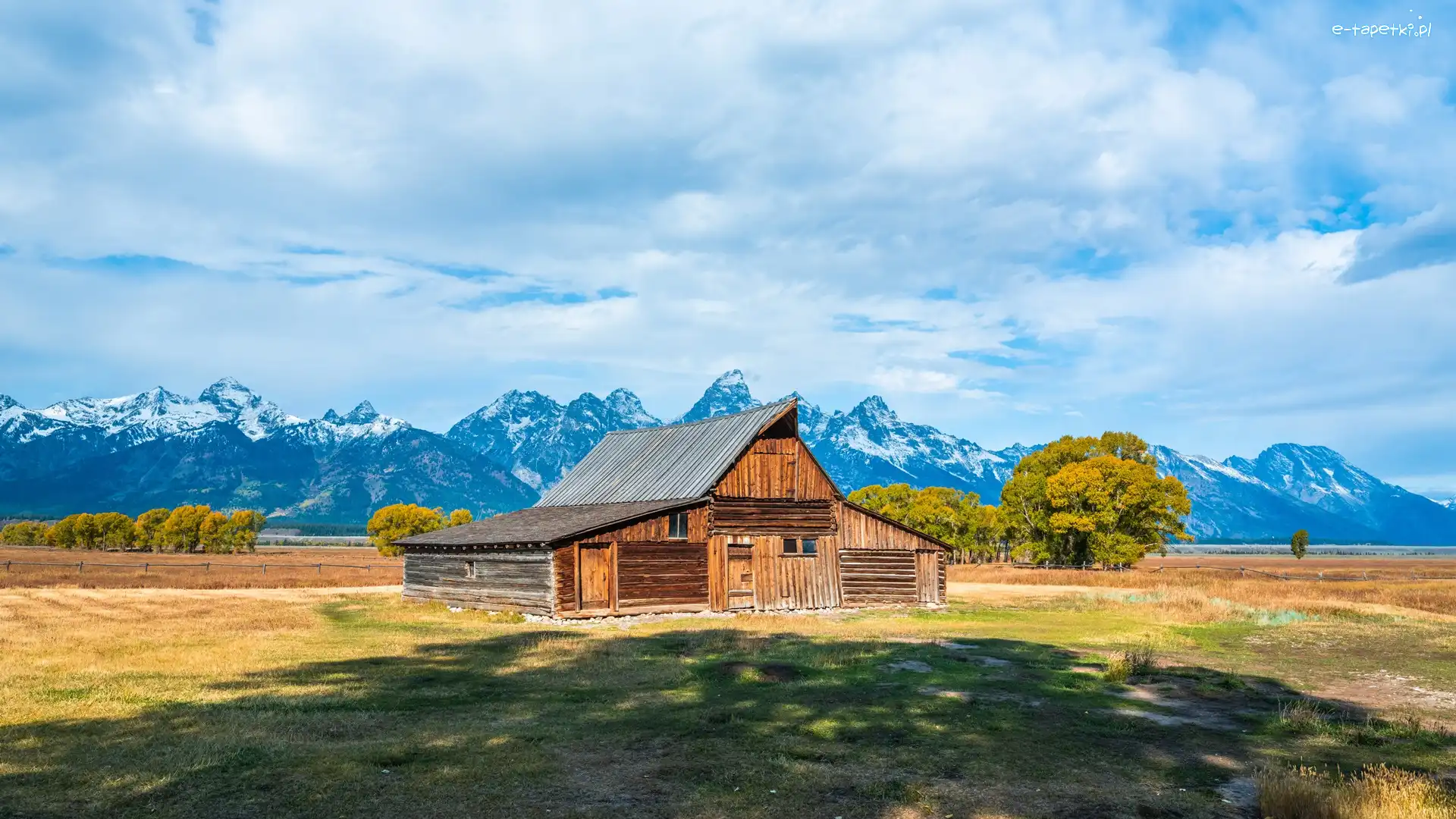 Chmury, Drzewa, Chata, Drewniana, Stodoła, Stany Zjednoczone, Stan Wyoming, Góry Teton Range, Park Narodowy Grand Teton
