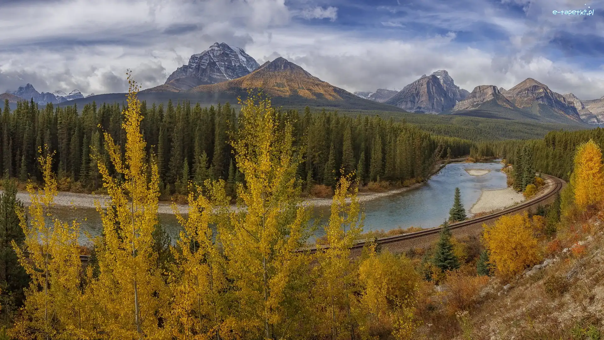 Jesień, Drzewa, Canadian Rockies, Park Narodowy Banff, Chmury, Alberta, Lasy, Tory kolejowe, Bow River, Kanada, Rzeka, Góry