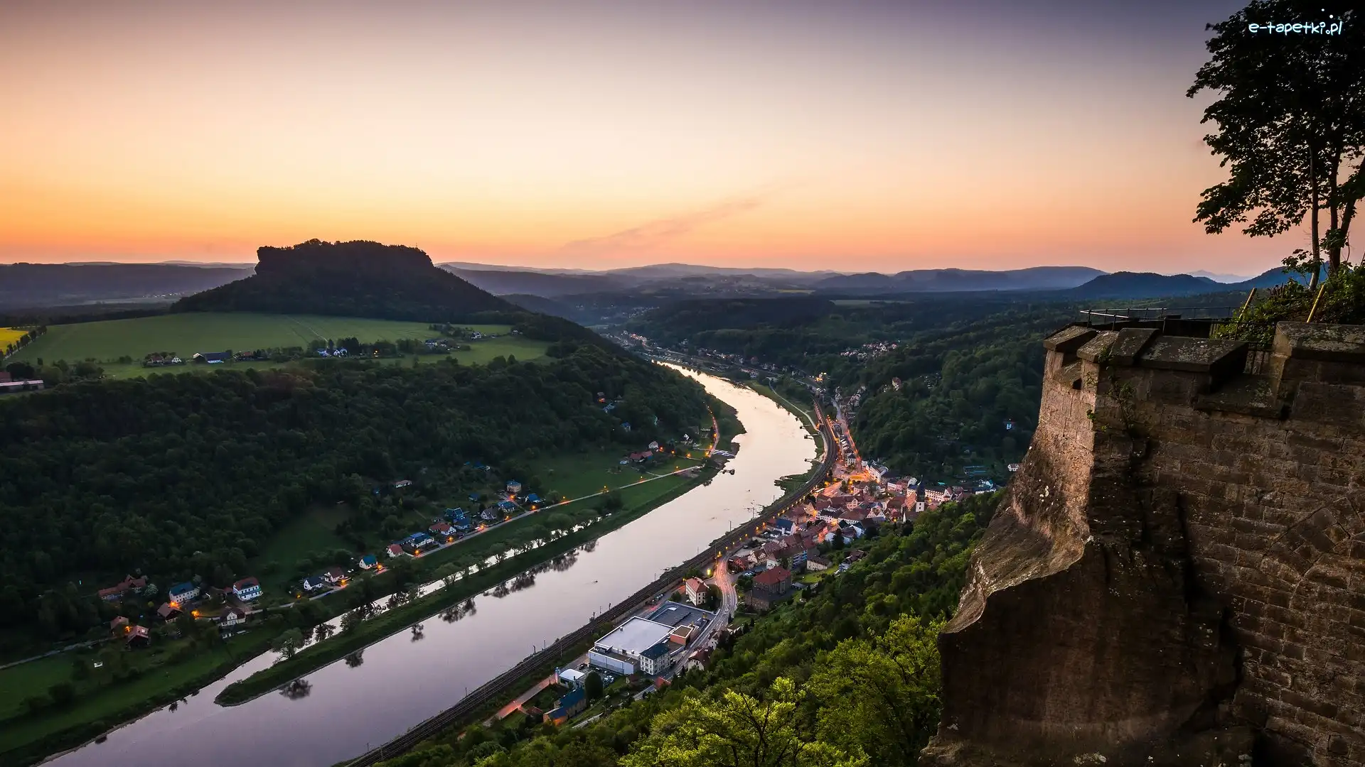 Konigstein, Poranek, Niemcy, Twierdza, Domy, Wzgórze, Mury, Wschód słońca, Rzeka Łaba, Saksonia