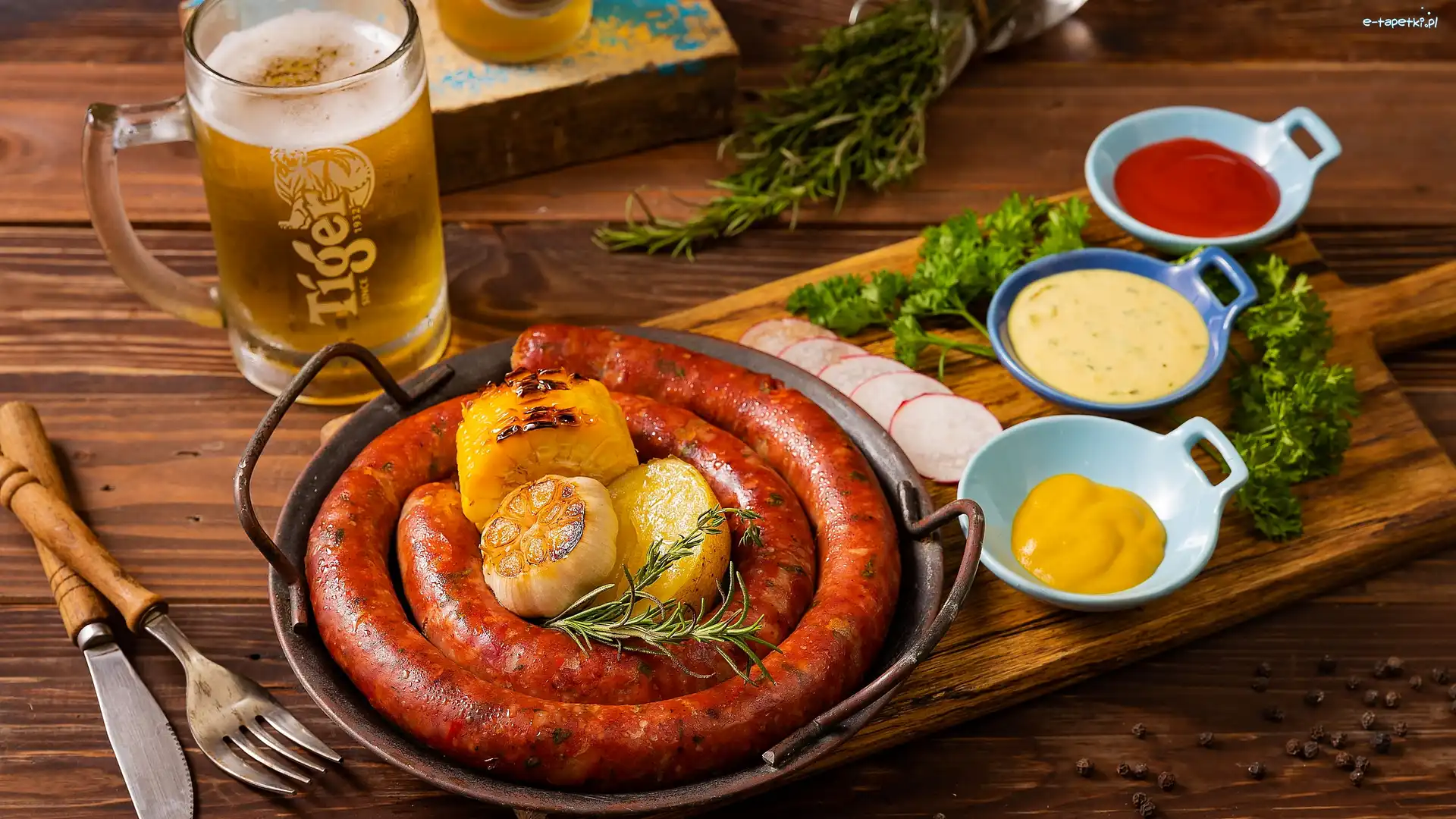 Sztućce, Deska, Kukurydza, Kiełbasa, Pieczona, Sosy, Kufel, Talerz, Piwo