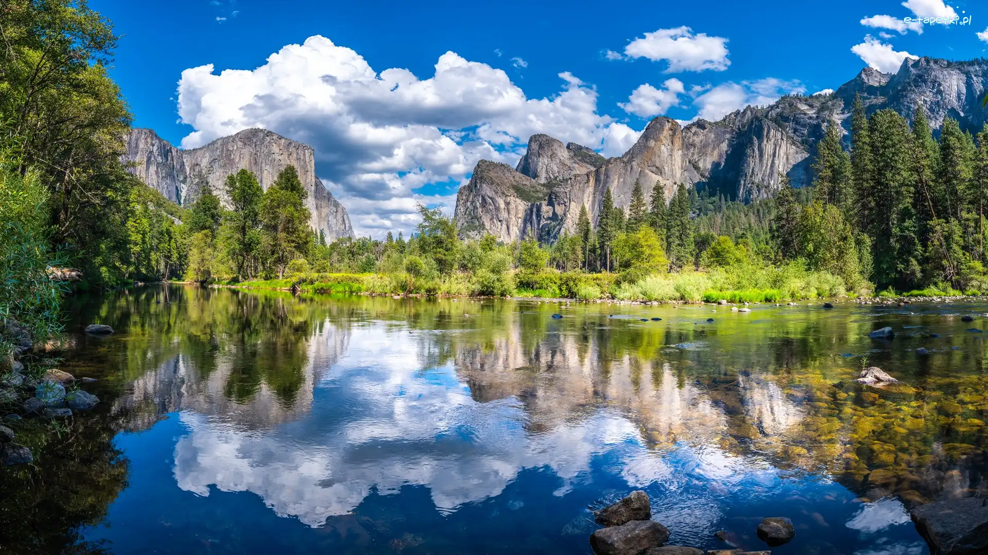 Rzeka Merced, Stan Kalifornia, Chmury, Góry Sierra Nevada, Park Narodowy Yosemite, Odbicie, Drzewa, Stany Zjednoczone