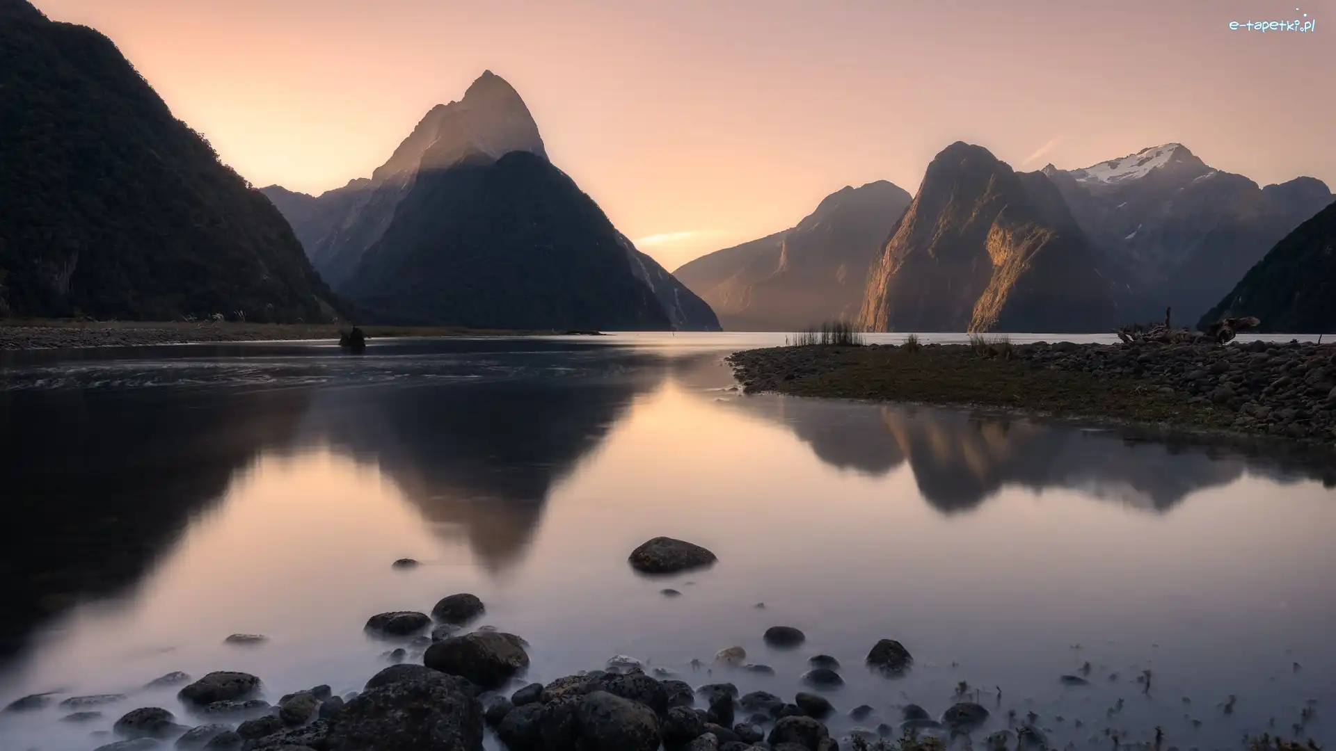 Park Narodowy Fiordland, Zatoka Milforda, Nowa Zelandia, Odbicie, Góry, Alpy Południowe, Góra Mitre Peak, Wschód słońca, Fiord Milford, Wyspa Południowa