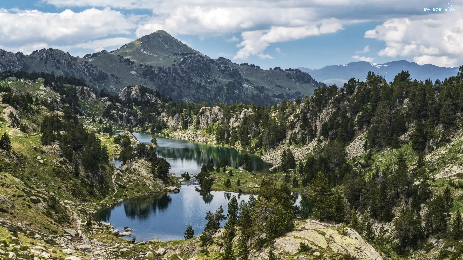 Park Narodowy Aiguestortes i Estany de Sant Maurici, Jezioro Colomers, Jeziora, Pireneje, Góry, Hiszpania, Chmury, Jezioro Estanh Redon, Drzewa