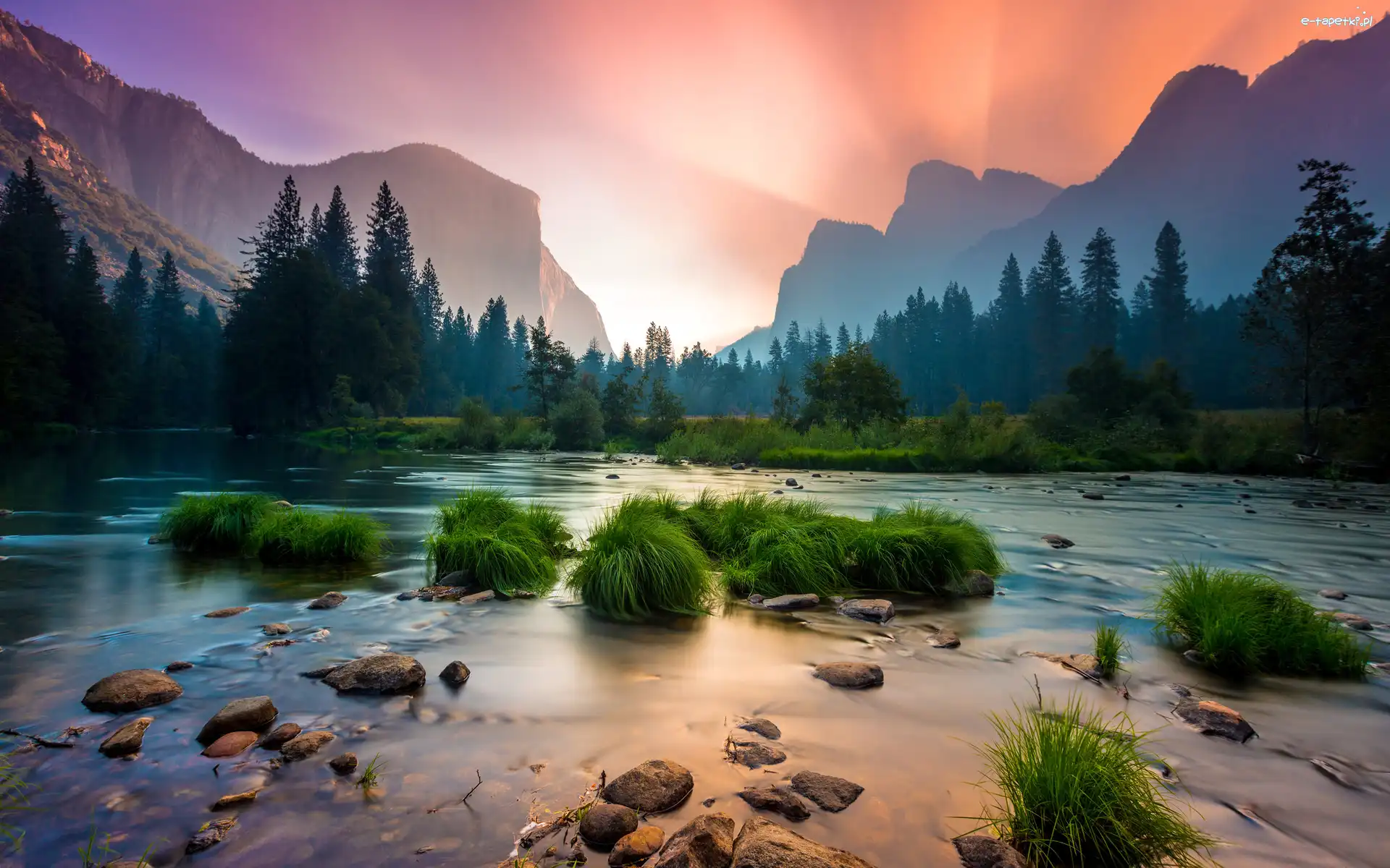 Chmury, Góry Sierra Nevada, Stany Zjednoczone, Drzewa, Merced River, Kępki, Trawy, Park Narodowy Yosemite, Rzeka, Kalifornia